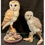 A Country Artists model of an owl, Great Grey Owl with White Pine Cones, 03735, 27cm; a Leonardo
