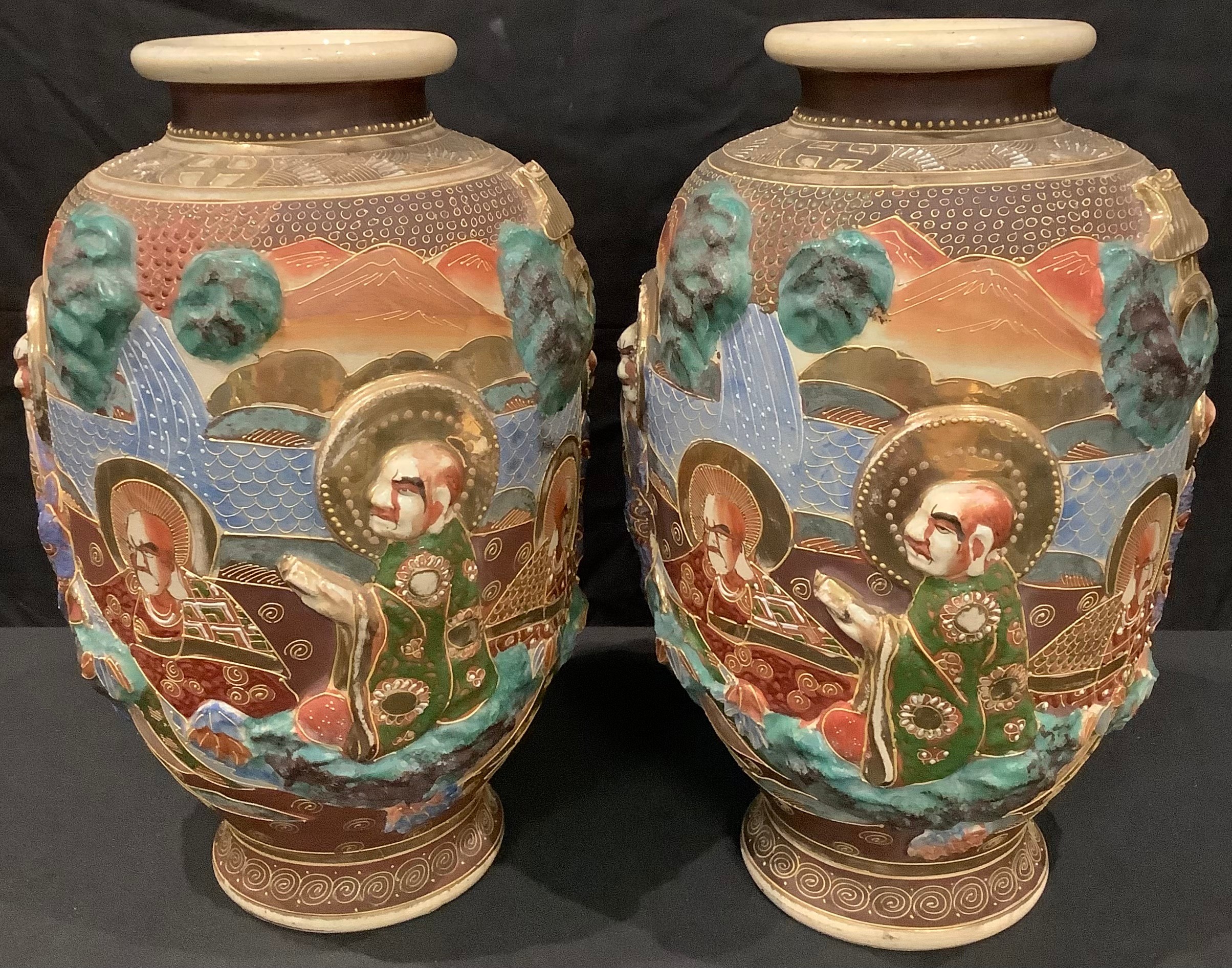 A pair of Japanese export ware Satsuma type vases, moulded in relief with a procession of deities - Bild 2 aus 2