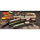 Toys & Juvenalia - Hornby Dublo OO Gauge locomotives, coaches and rolling stock including 4-6-2 "