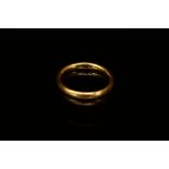 A 22ct gold wedding band, 3.7g.