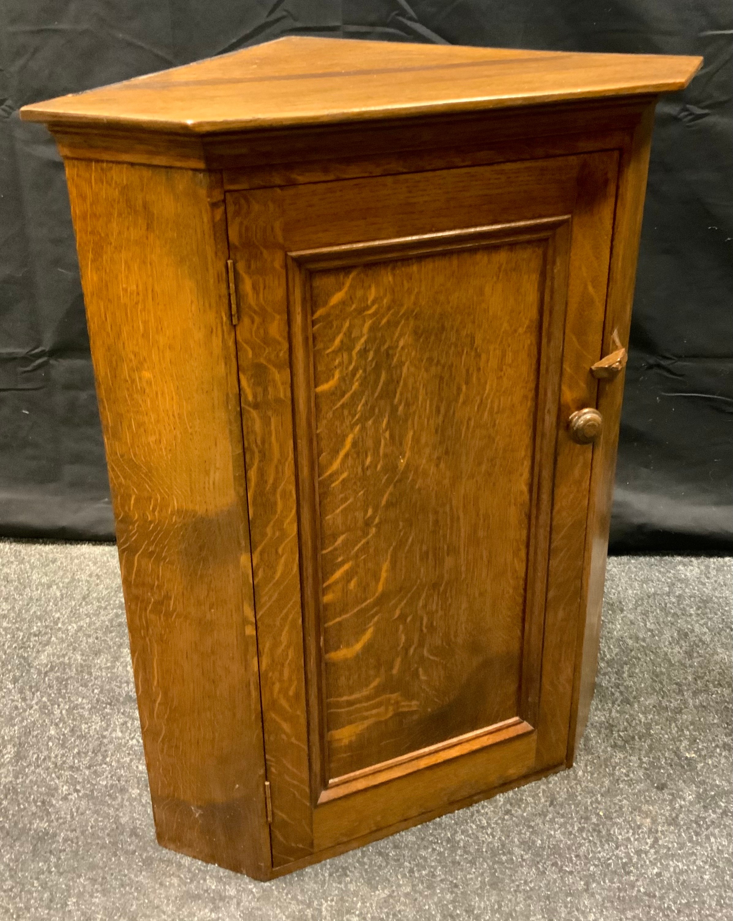 A Nigel Griffiths style oak corner cupboard, 76cm tall x 59cm wide x 39cm deep. - Bild 2 aus 2