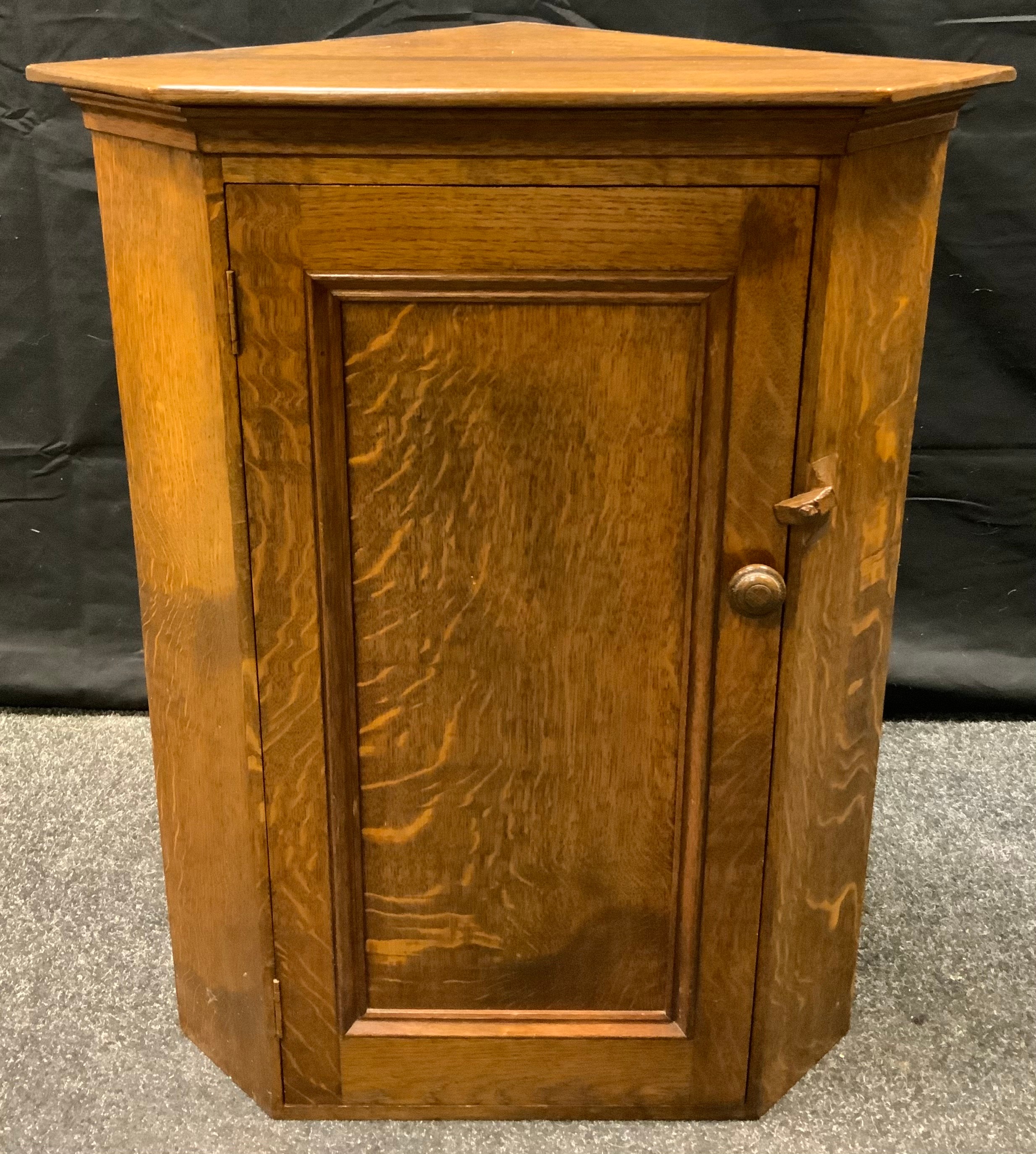 A Nigel Griffiths style oak corner cupboard, 76cm tall x 59cm wide x 39cm deep.