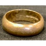 A 9ct gold wedding band, size O, 7.2g