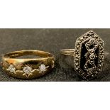 A 9ct gold three stone ring, each shoulder pierced with a Greek Key style motif, size T/U, does