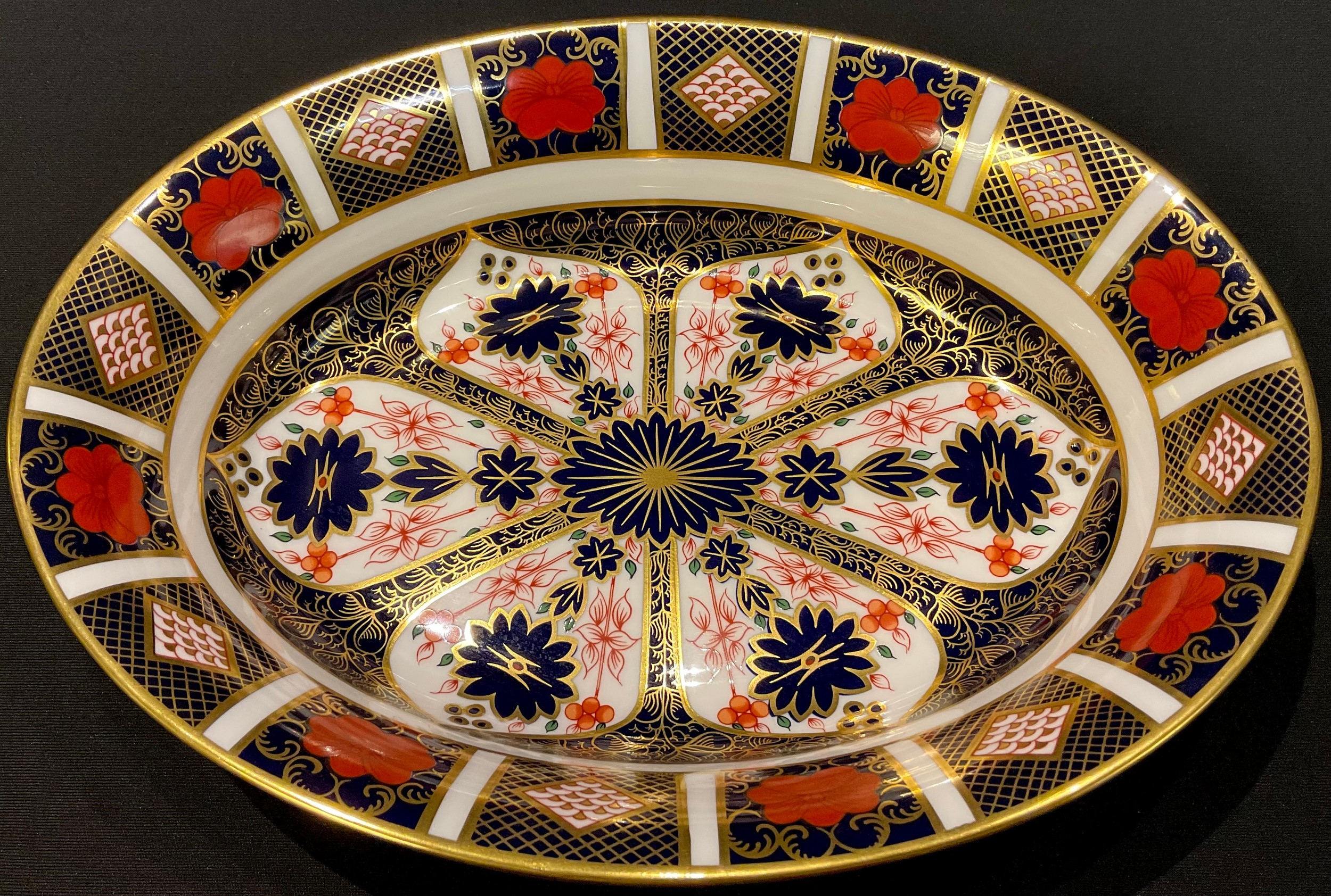 A Royal Crown Derby Imari 1128 pattern oval dish, 26cm wide, printed marks, first quality - Bild 2 aus 2