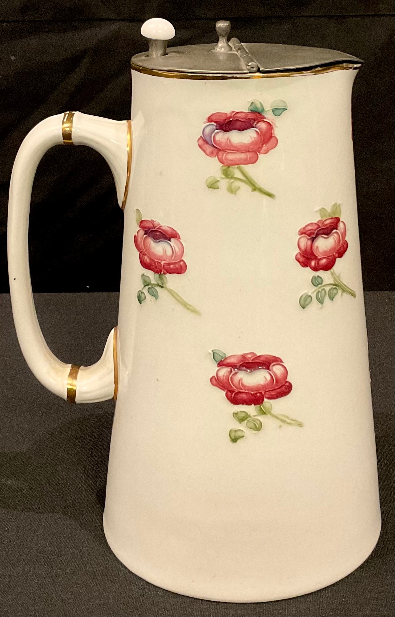 A William Moorcroft for James Macintyre tube lined jug, applied with pink rose buds, pewter hinged - Bild 2 aus 3