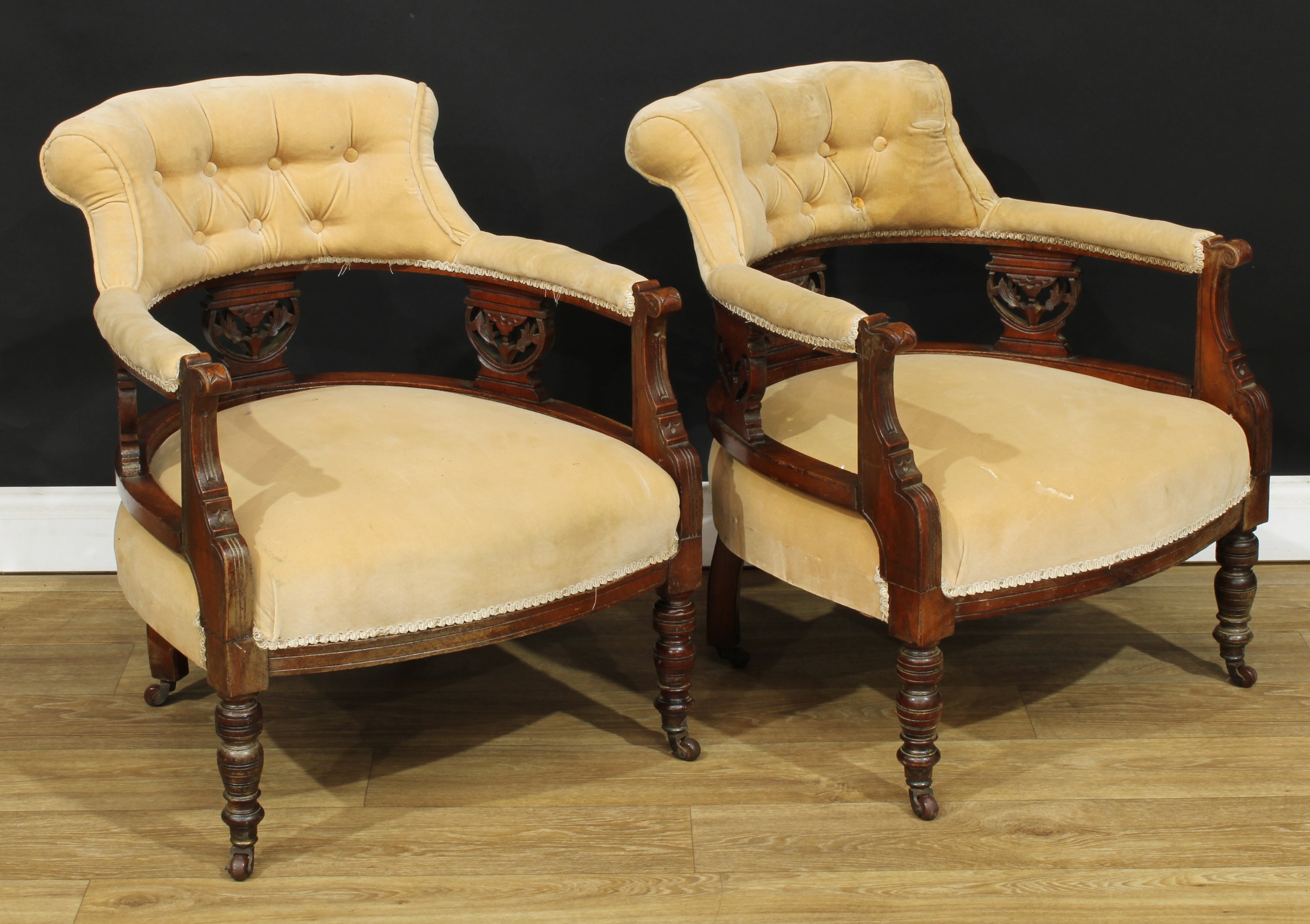 A pair of late Victorian/Edwardian tub-proportioned club elbow chairs, 73cm high, 61cm wide, the - Bild 2 aus 2