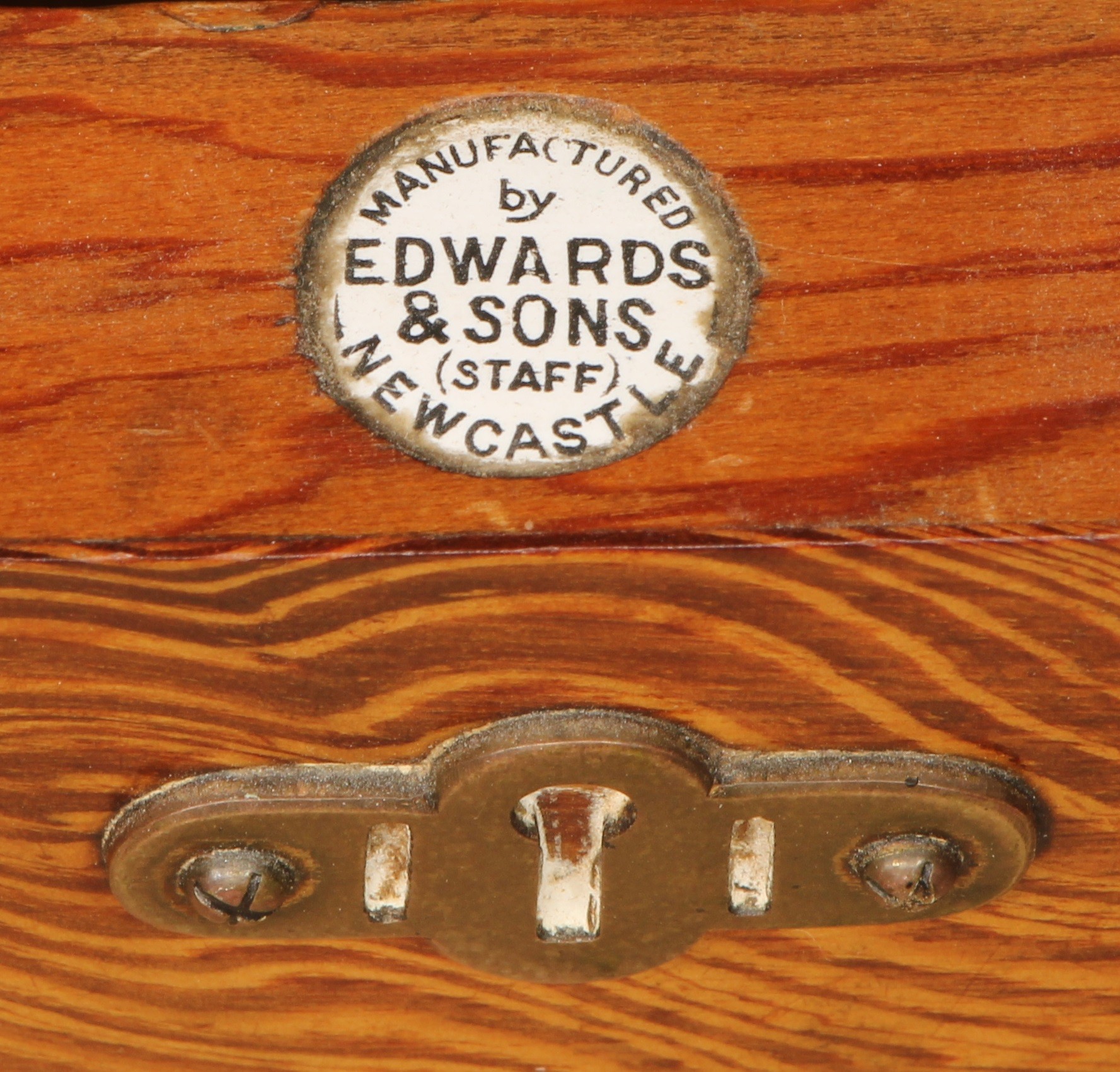 A late Victorian curly heart pine three-piece bedroom suite, by Edwards & Sons, Newcastle (Staff), - Bild 12 aus 12