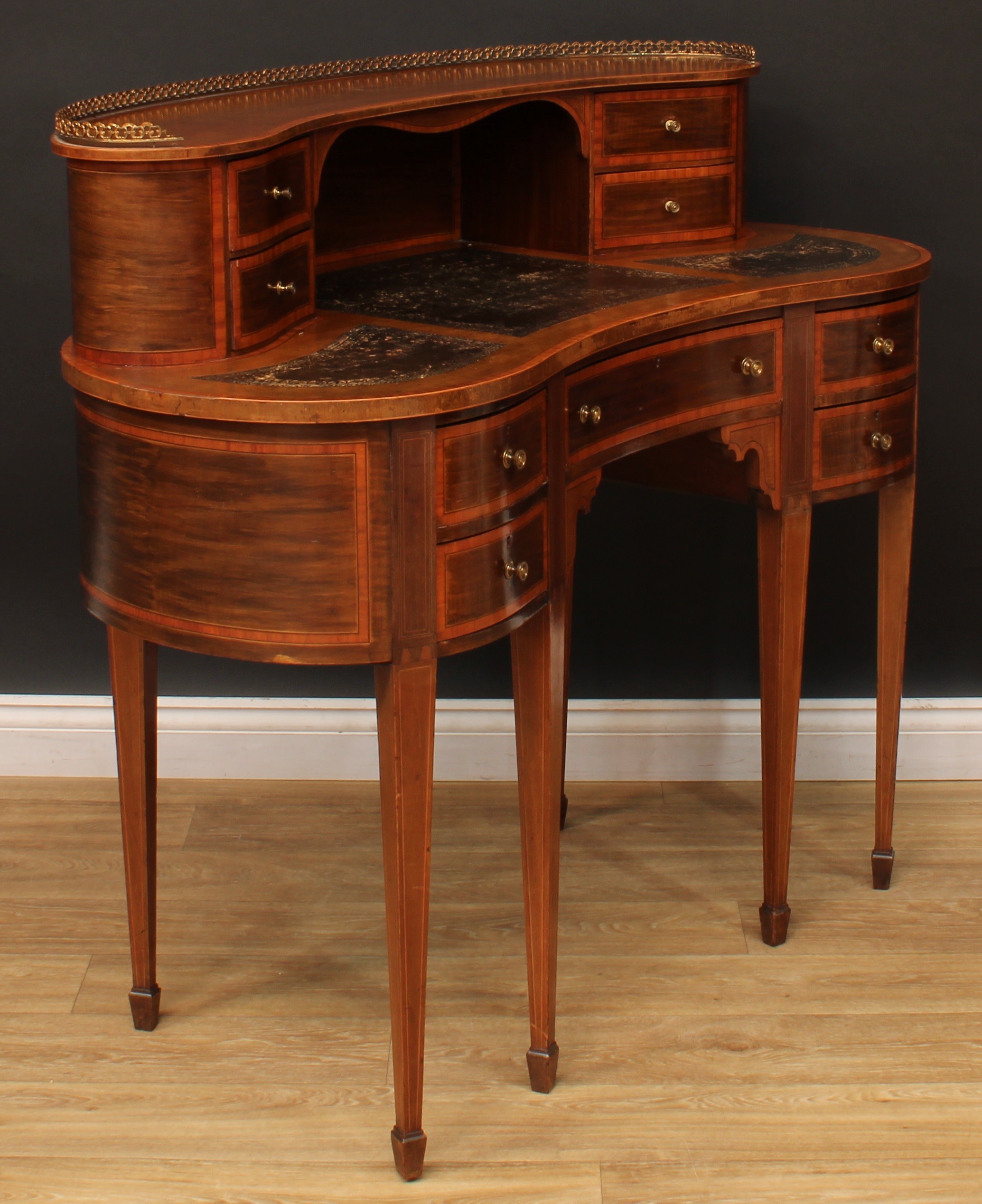 An Edwardian satinwood crossbanded kidney-shaped Carlton House type desk, shaped superstructure with - Image 3 of 6