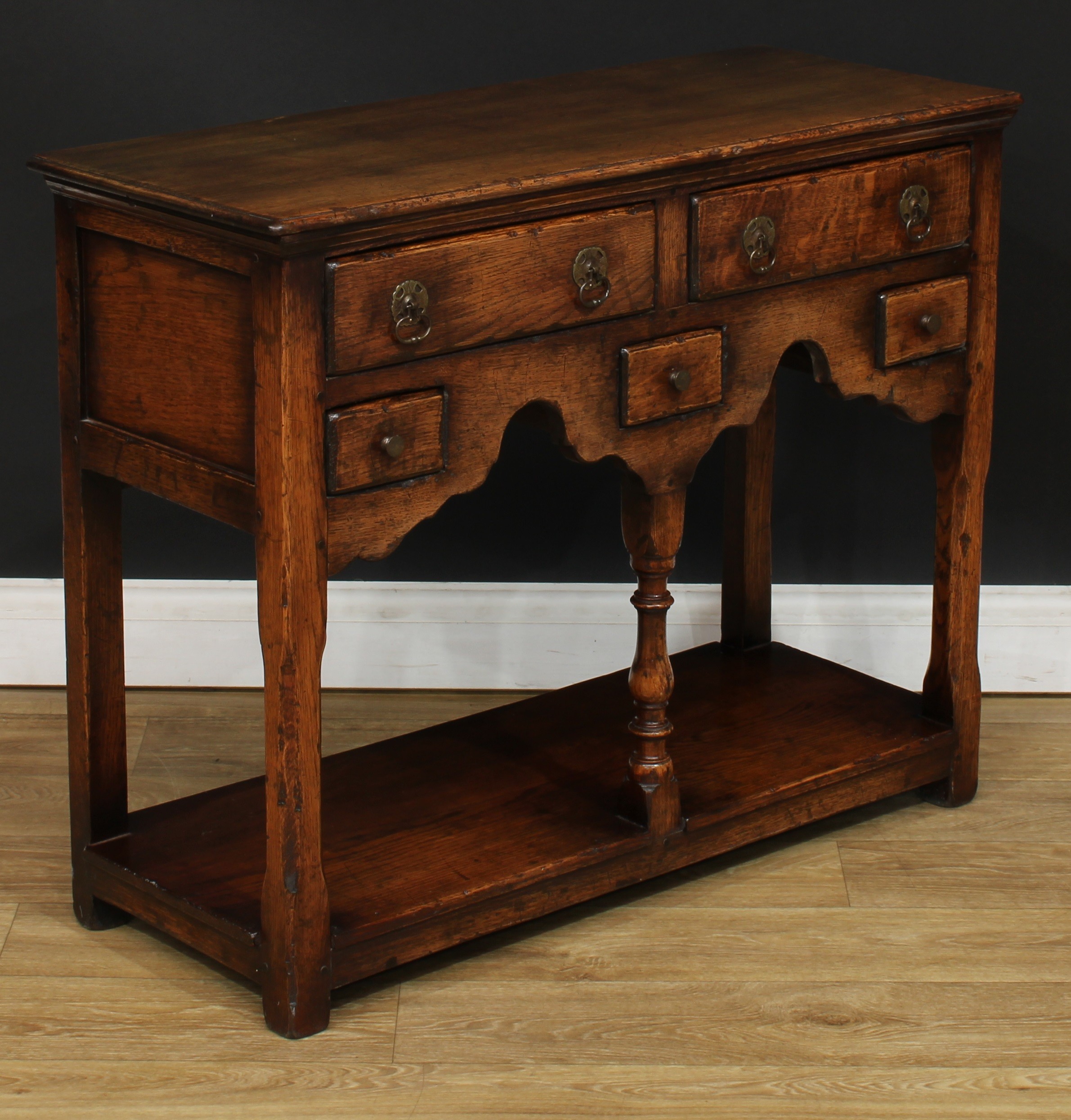 An oak low potboard dresser, possibly Titchmarsh & Goodwin, rectangular top above an arrangement - Bild 2 aus 3