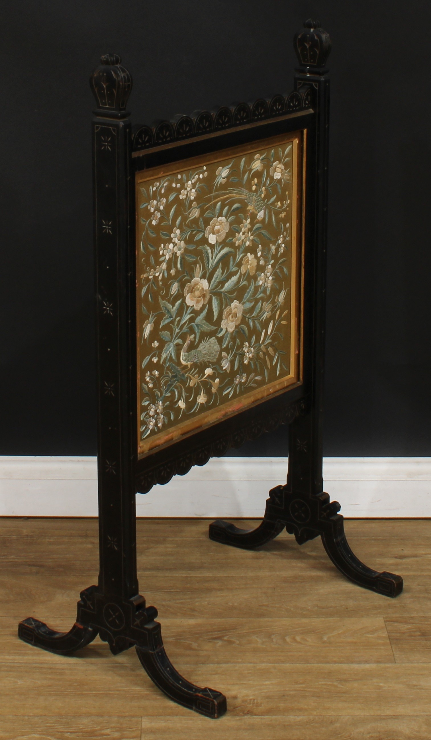 A late Victorian ebonised and parcel-gilt fire screen, 101cm high, 56cm wide - Bild 2 aus 3