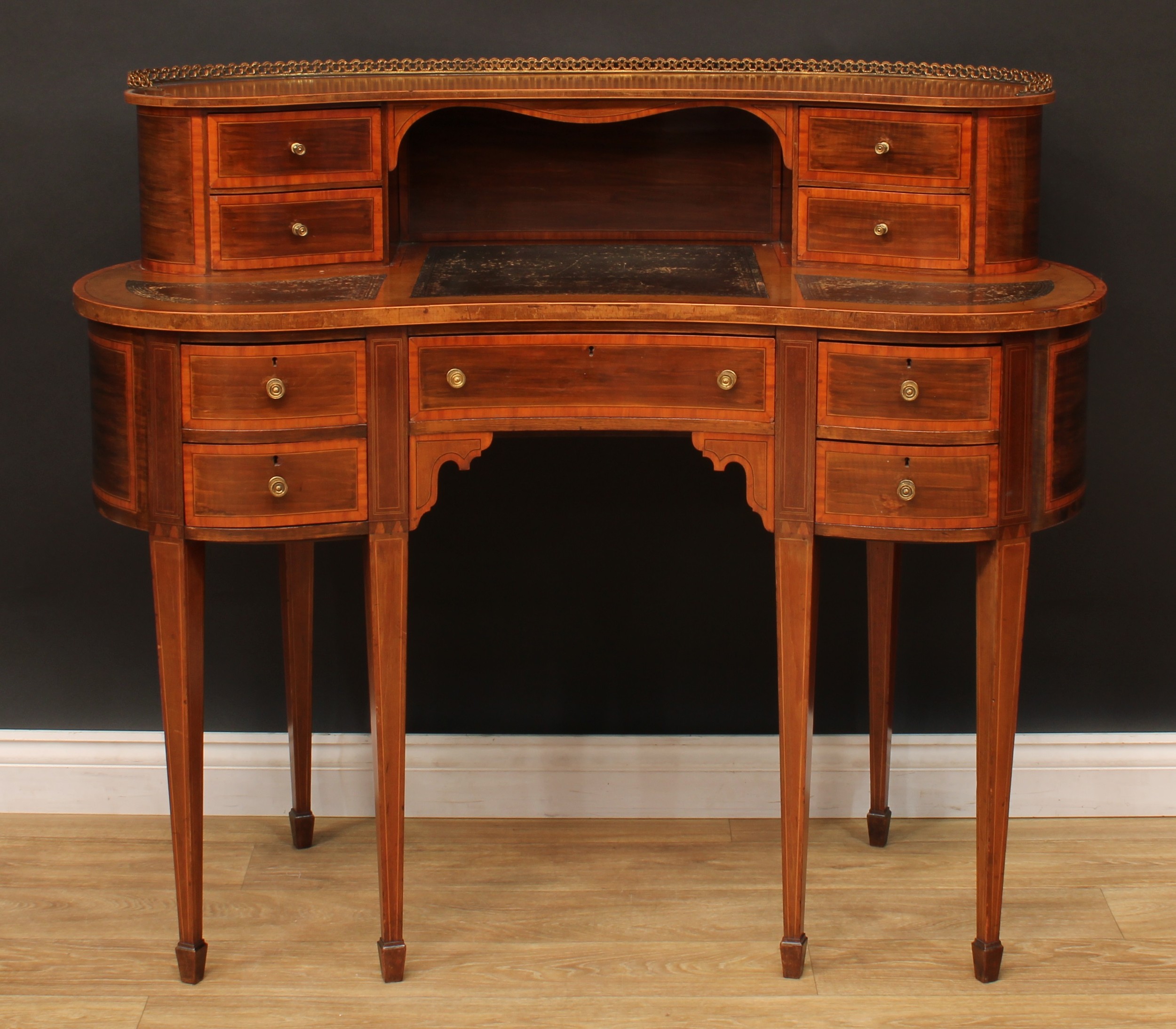 An Edwardian satinwood crossbanded kidney-shaped Carlton House type desk, shaped superstructure with - Image 2 of 6
