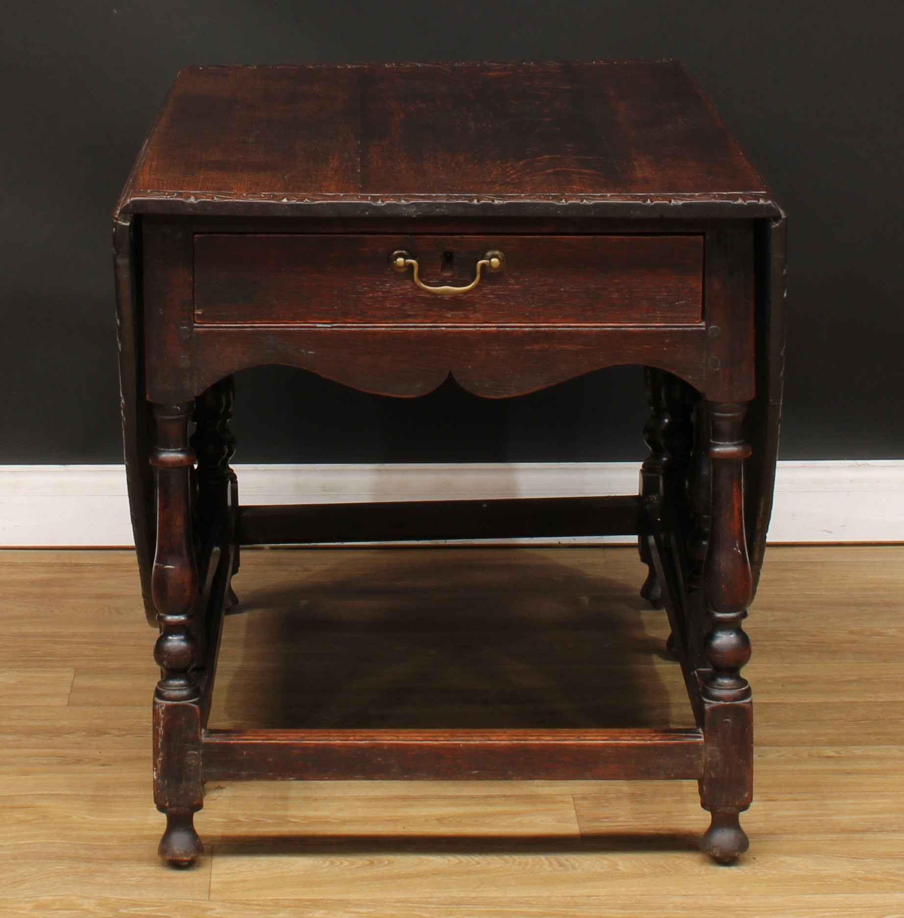 An 18th century oak gateleg dining table, the top with carved edge and fall leaves above a single - Bild 3 aus 6