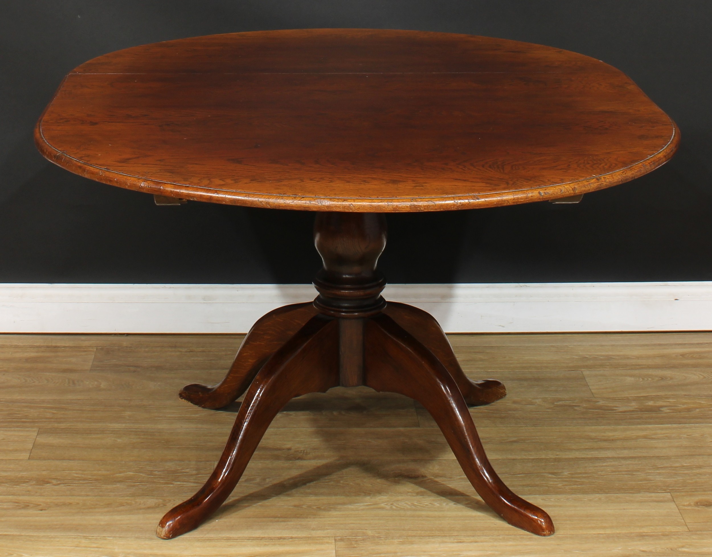 An oak single pillar dining table, possibly Titchmarsh & Goodwin, the top with one additional - Bild 2 aus 3