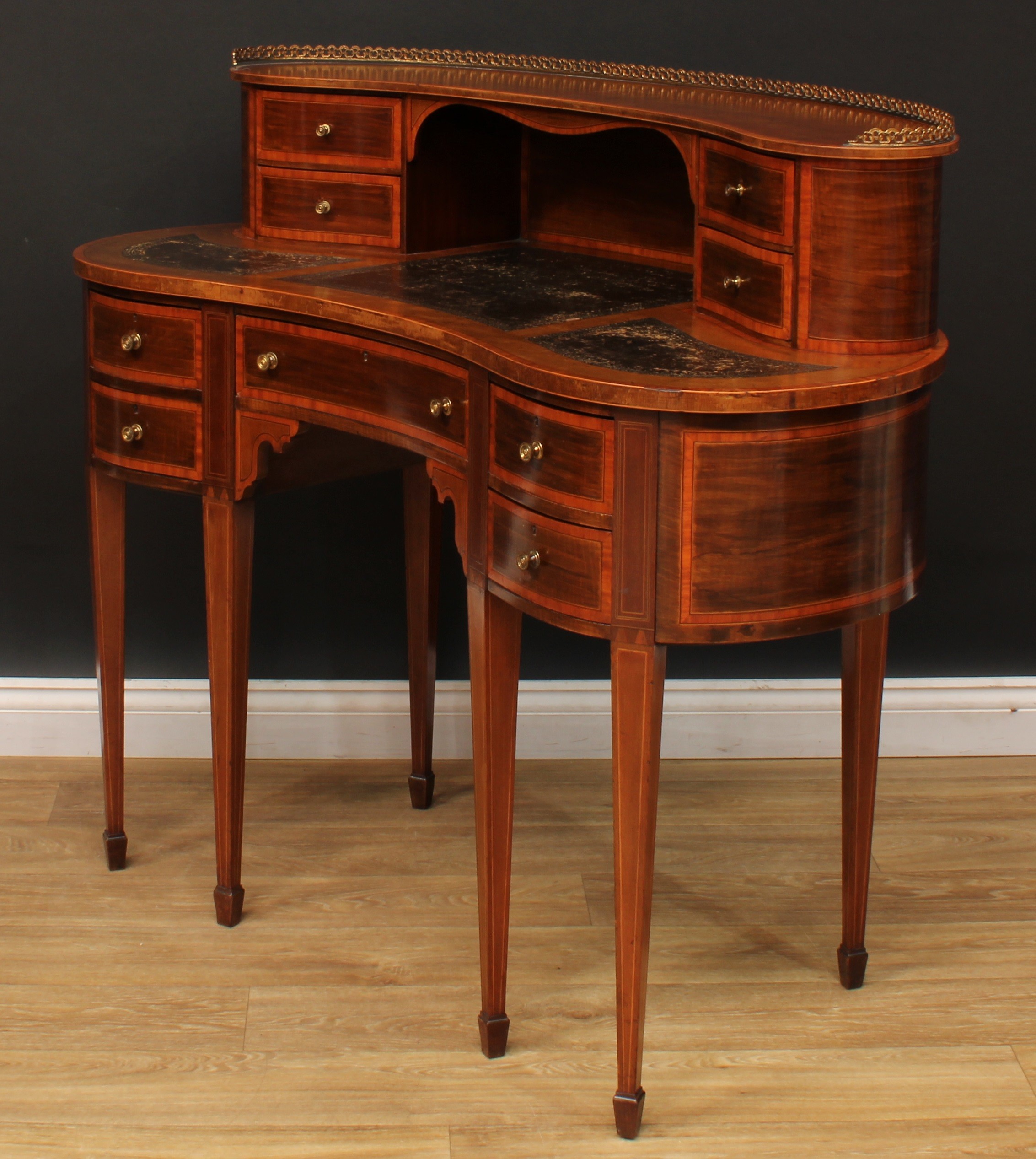 An Edwardian satinwood crossbanded kidney-shaped Carlton House type desk, shaped superstructure with - Image 5 of 6