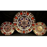 A Royal Crown Derby Imari palette 1128 pattern dinner plate, first quality; a pair of 1128 pattern