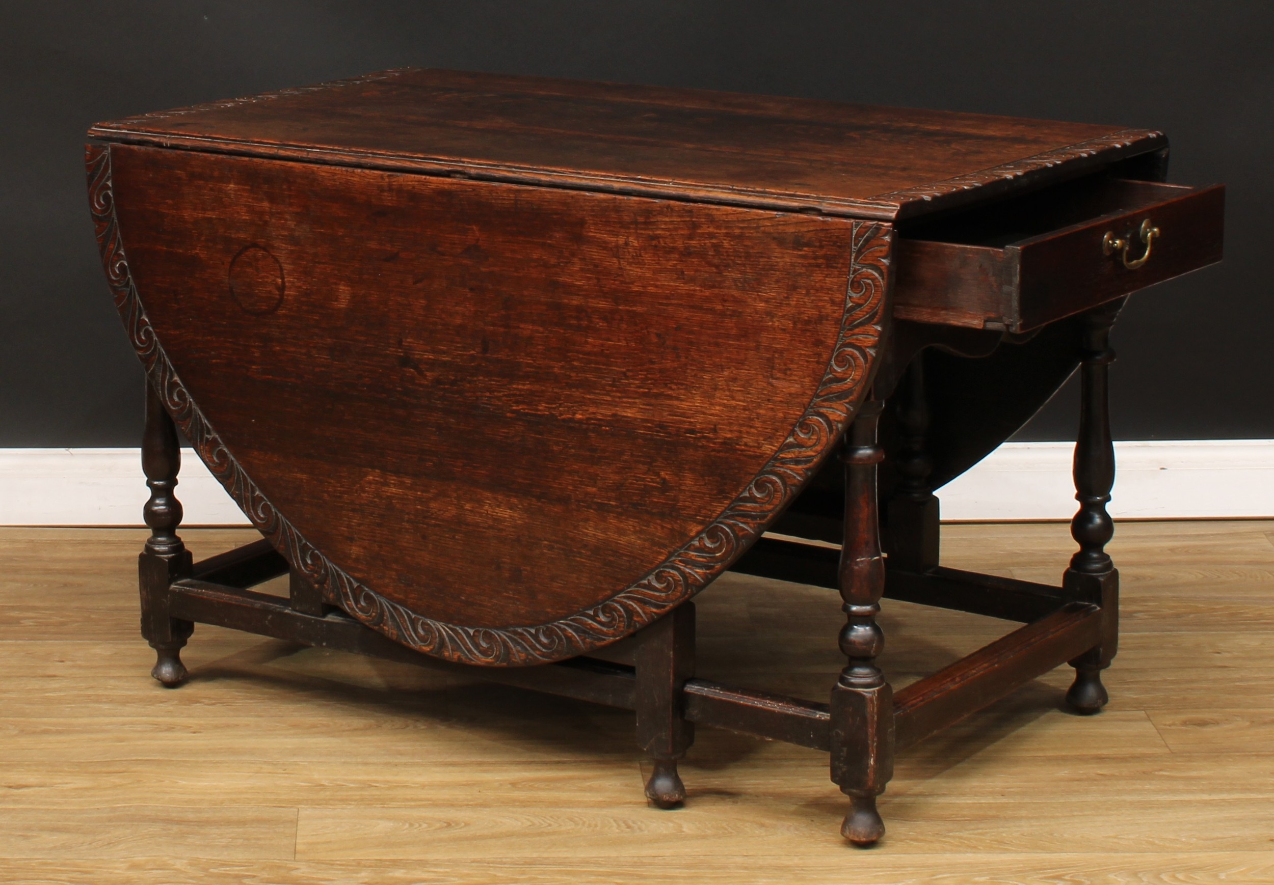 An 18th century oak gateleg dining table, the top with carved edge and fall leaves above a single - Bild 5 aus 6