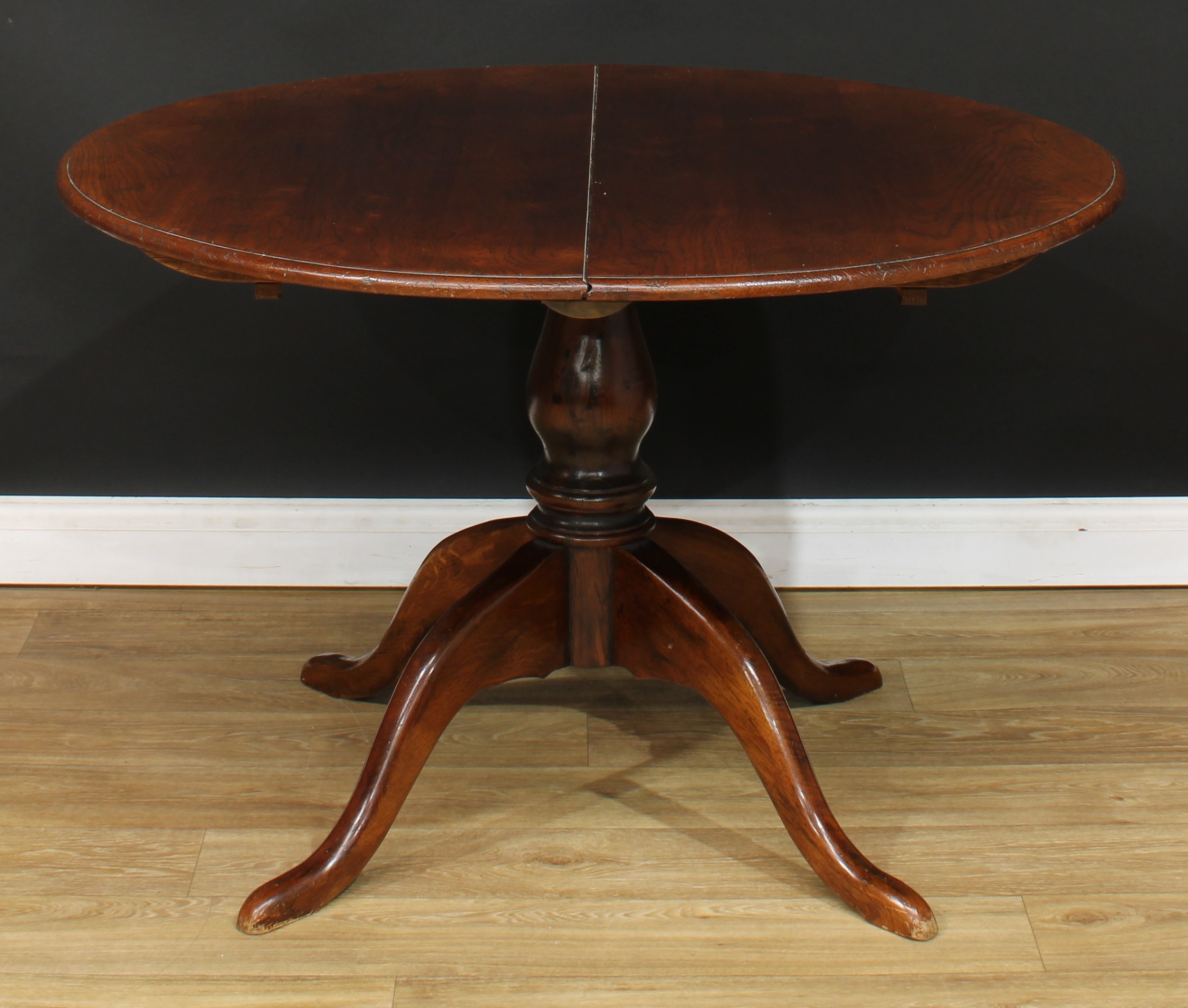 An oak single pillar dining table, possibly Titchmarsh & Goodwin, the top with one additional - Bild 3 aus 3