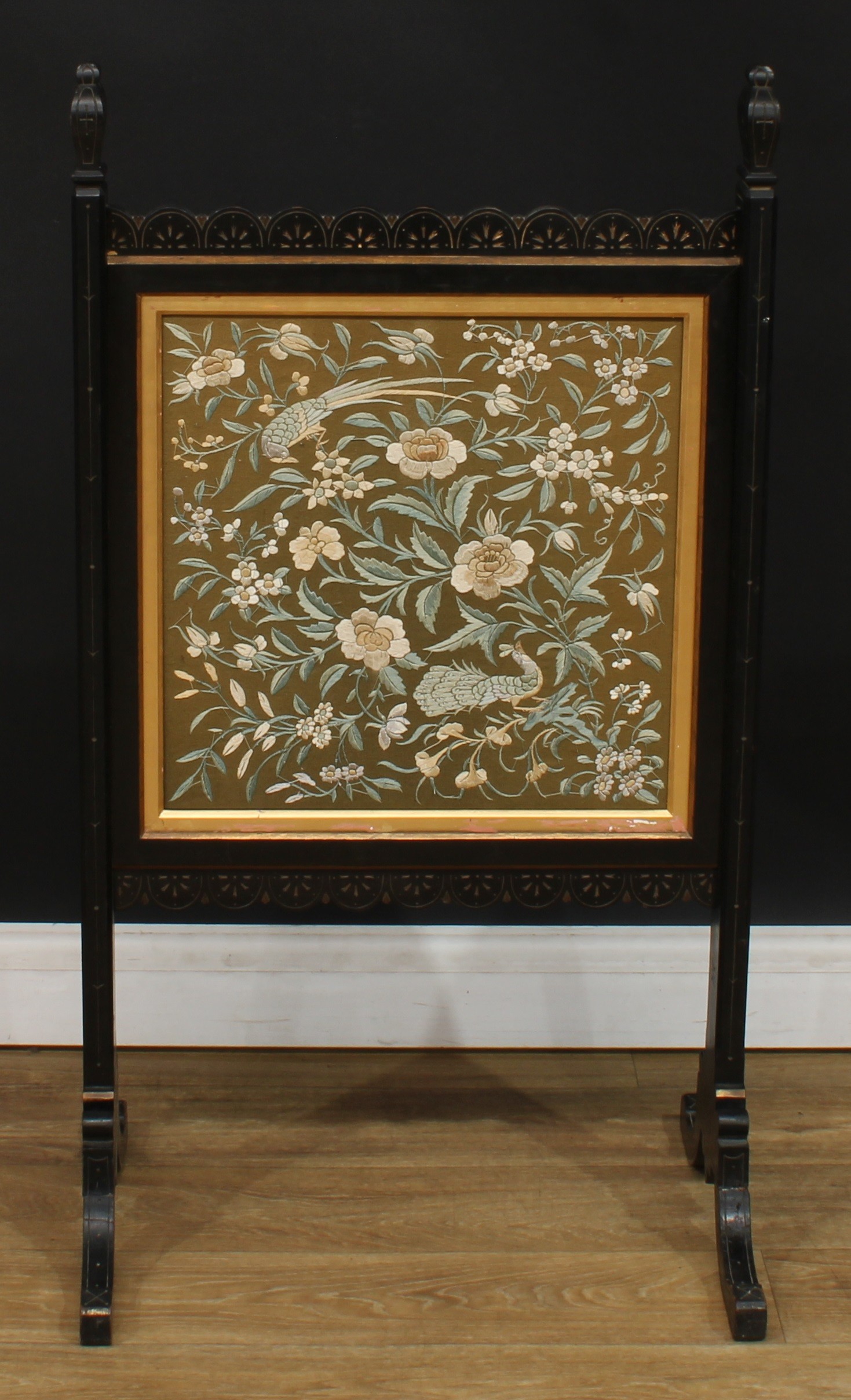 A late Victorian ebonised and parcel-gilt fire screen, 101cm high, 56cm wide - Bild 3 aus 3