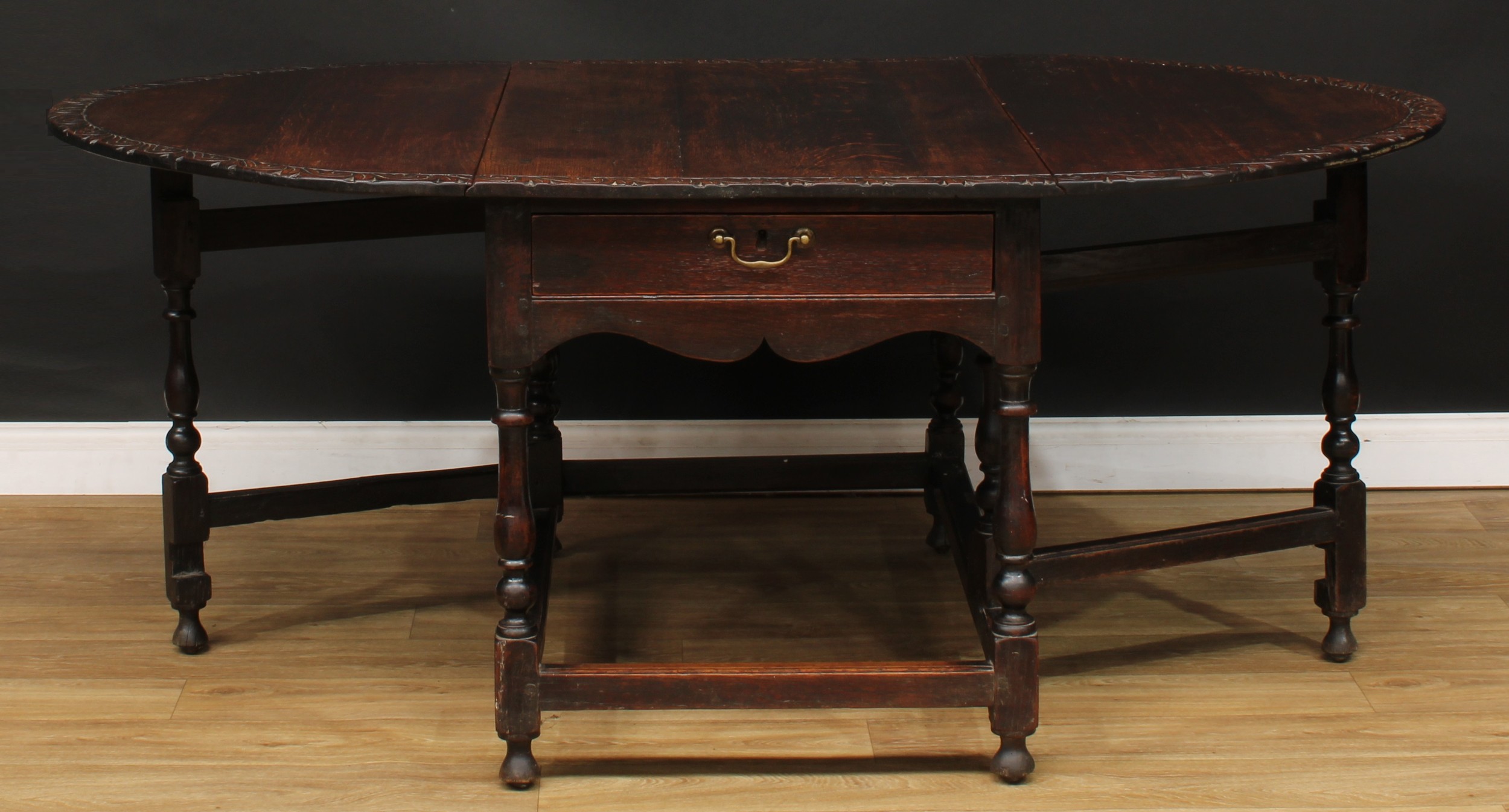 An 18th century oak gateleg dining table, the top with carved edge and fall leaves above a single - Bild 2 aus 6