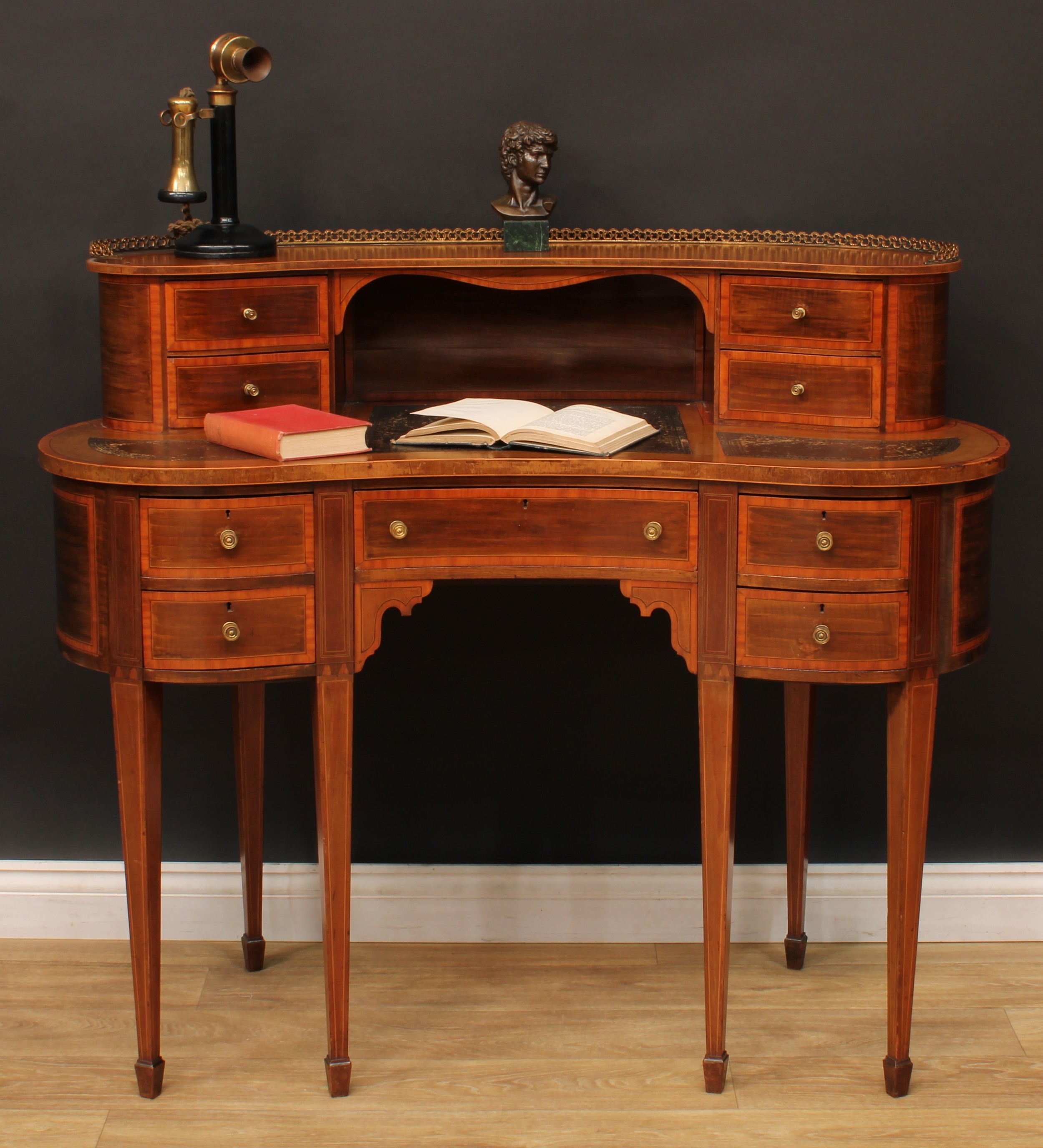 An Edwardian satinwood crossbanded kidney-shaped Carlton House type desk, shaped superstructure with