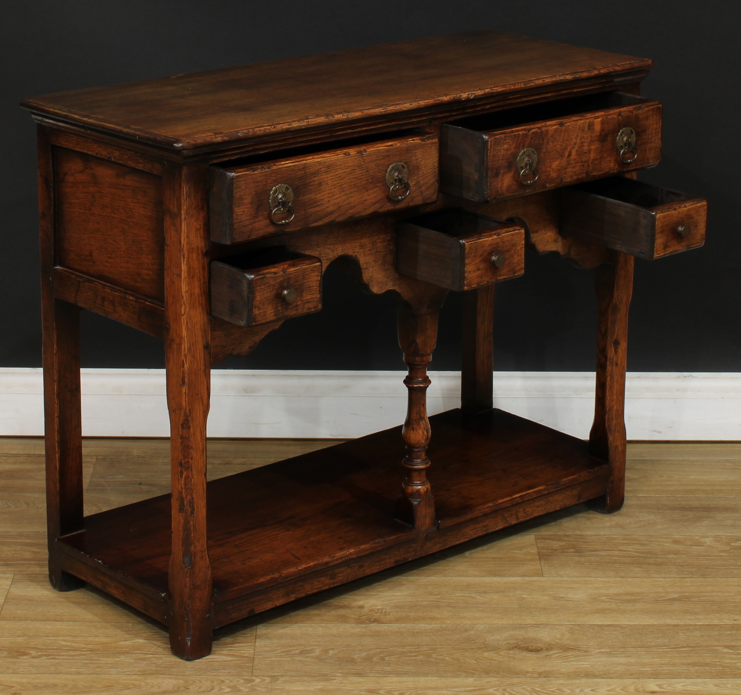 An oak low potboard dresser, possibly Titchmarsh & Goodwin, rectangular top above an arrangement - Bild 3 aus 3