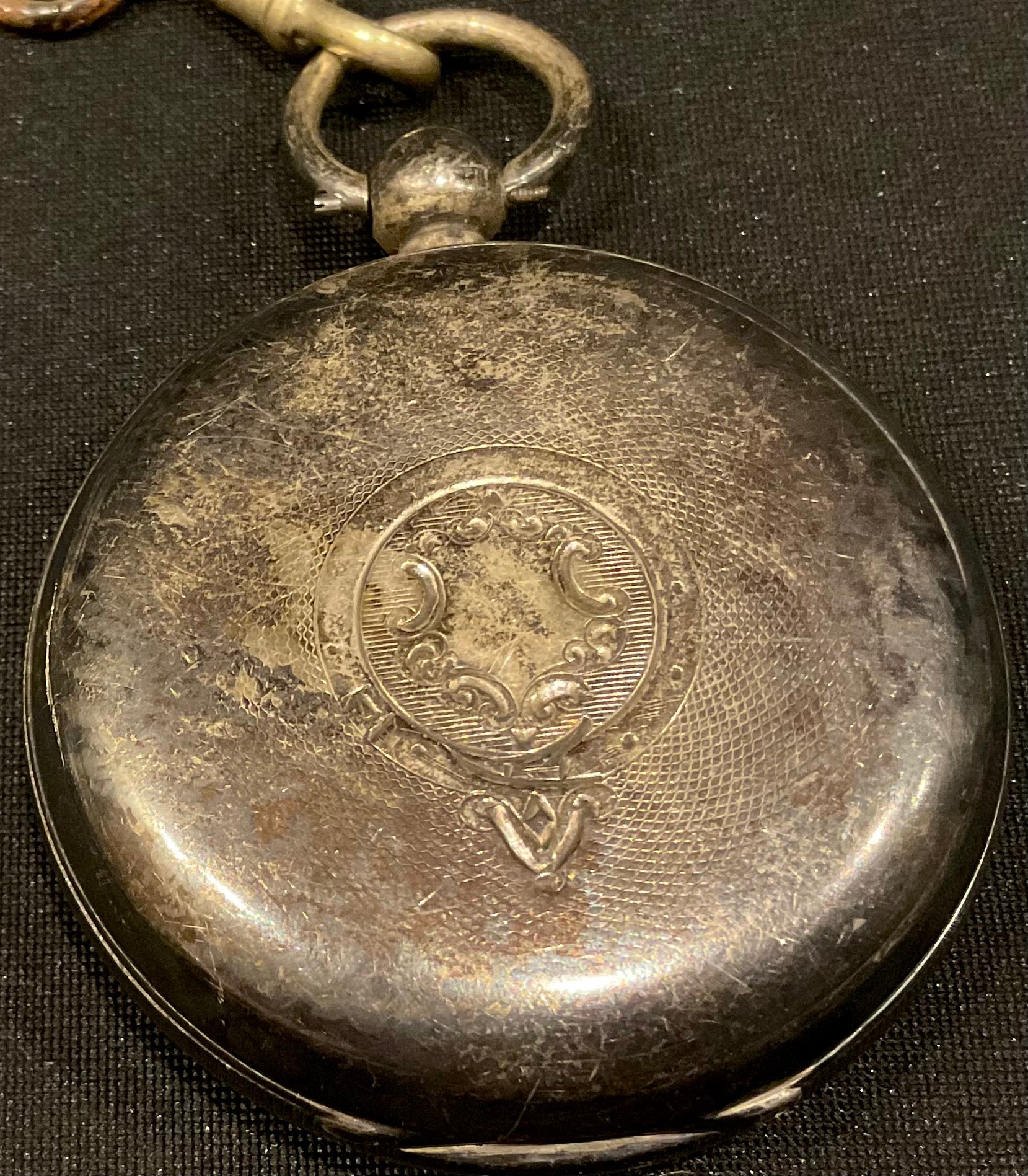 A silver open face pocket watch, white enamel dial, Roman numerals, metal Albert chain - Bild 2 aus 2