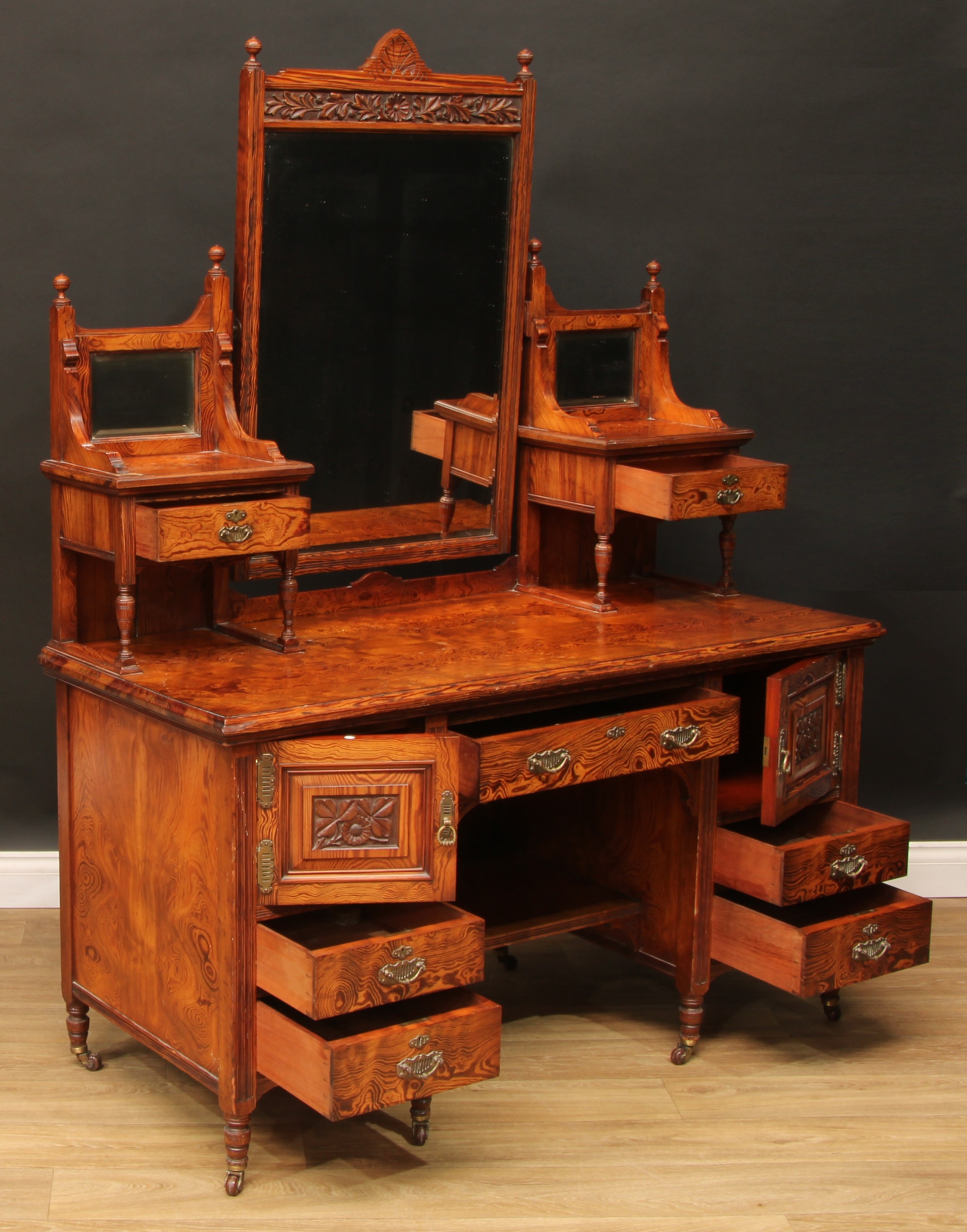 A late Victorian curly heart pine three-piece bedroom suite, by Edwards & Sons, Newcastle (Staff), - Bild 7 aus 12