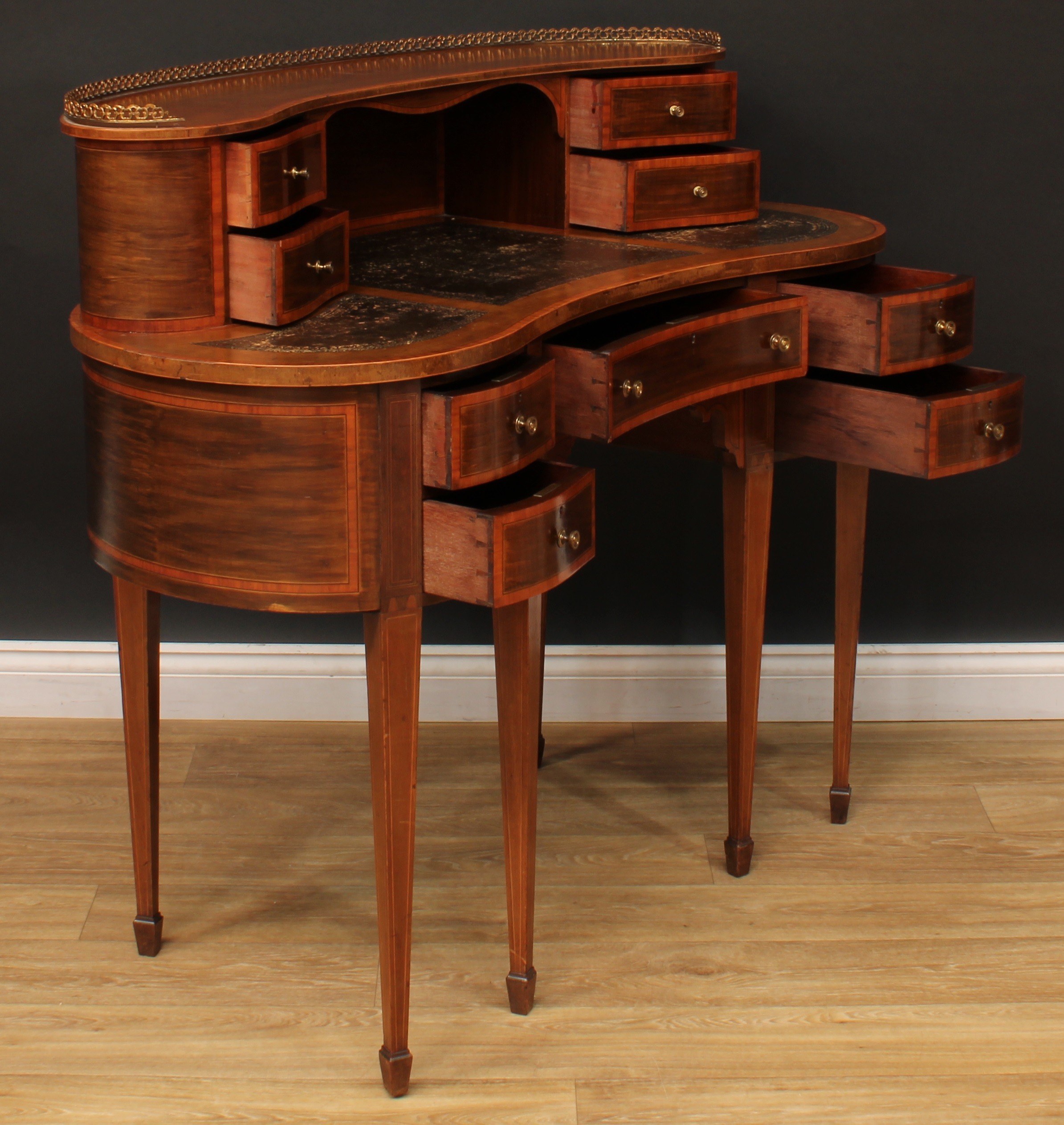 An Edwardian satinwood crossbanded kidney-shaped Carlton House type desk, shaped superstructure with - Image 4 of 6