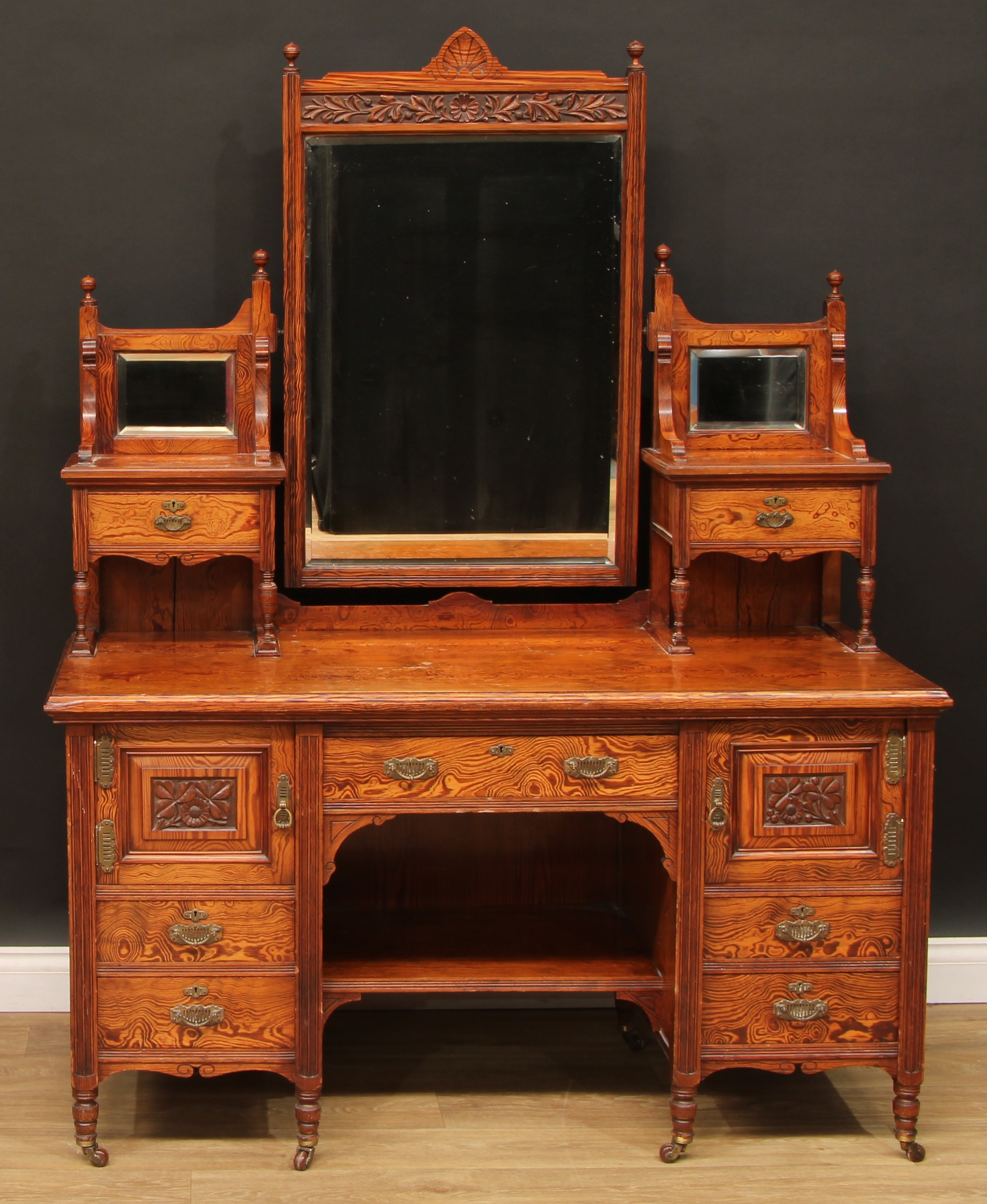 A late Victorian curly heart pine three-piece bedroom suite, by Edwards & Sons, Newcastle (Staff), - Bild 5 aus 12