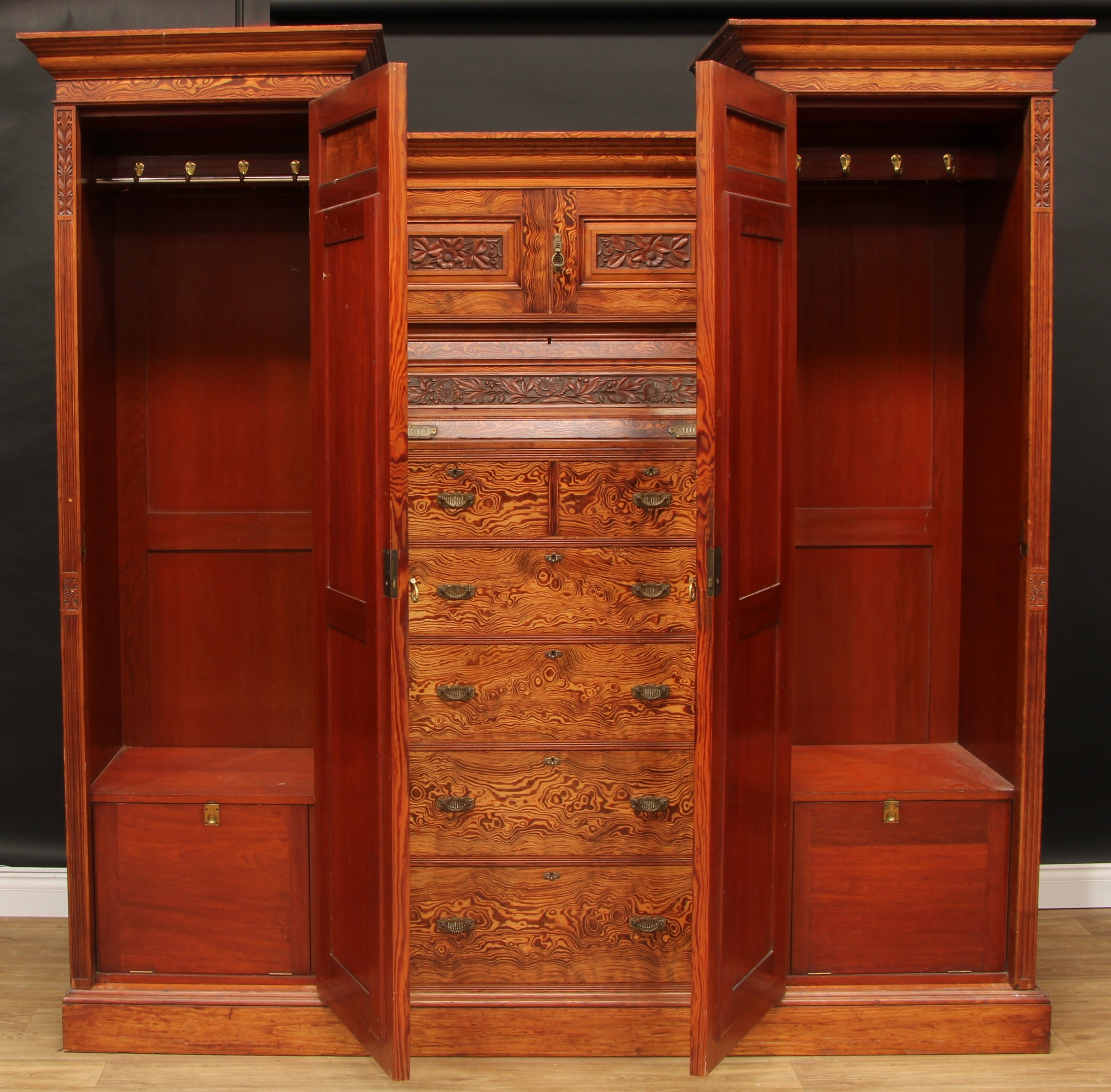 A late Victorian curly heart pine three-piece bedroom suite, by Edwards & Sons, Newcastle (Staff), - Bild 3 aus 12