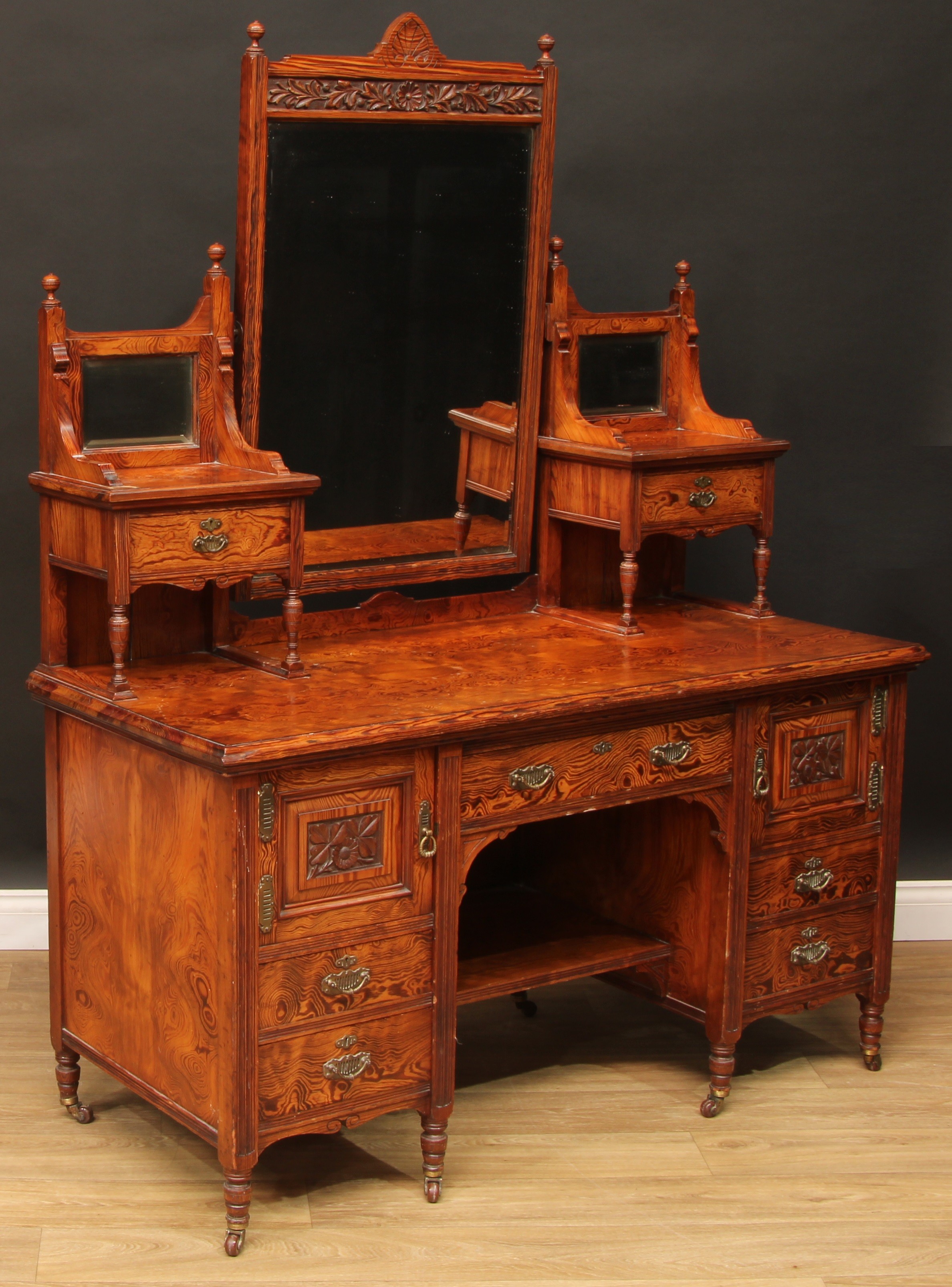 A late Victorian curly heart pine three-piece bedroom suite, by Edwards & Sons, Newcastle (Staff), - Bild 6 aus 12