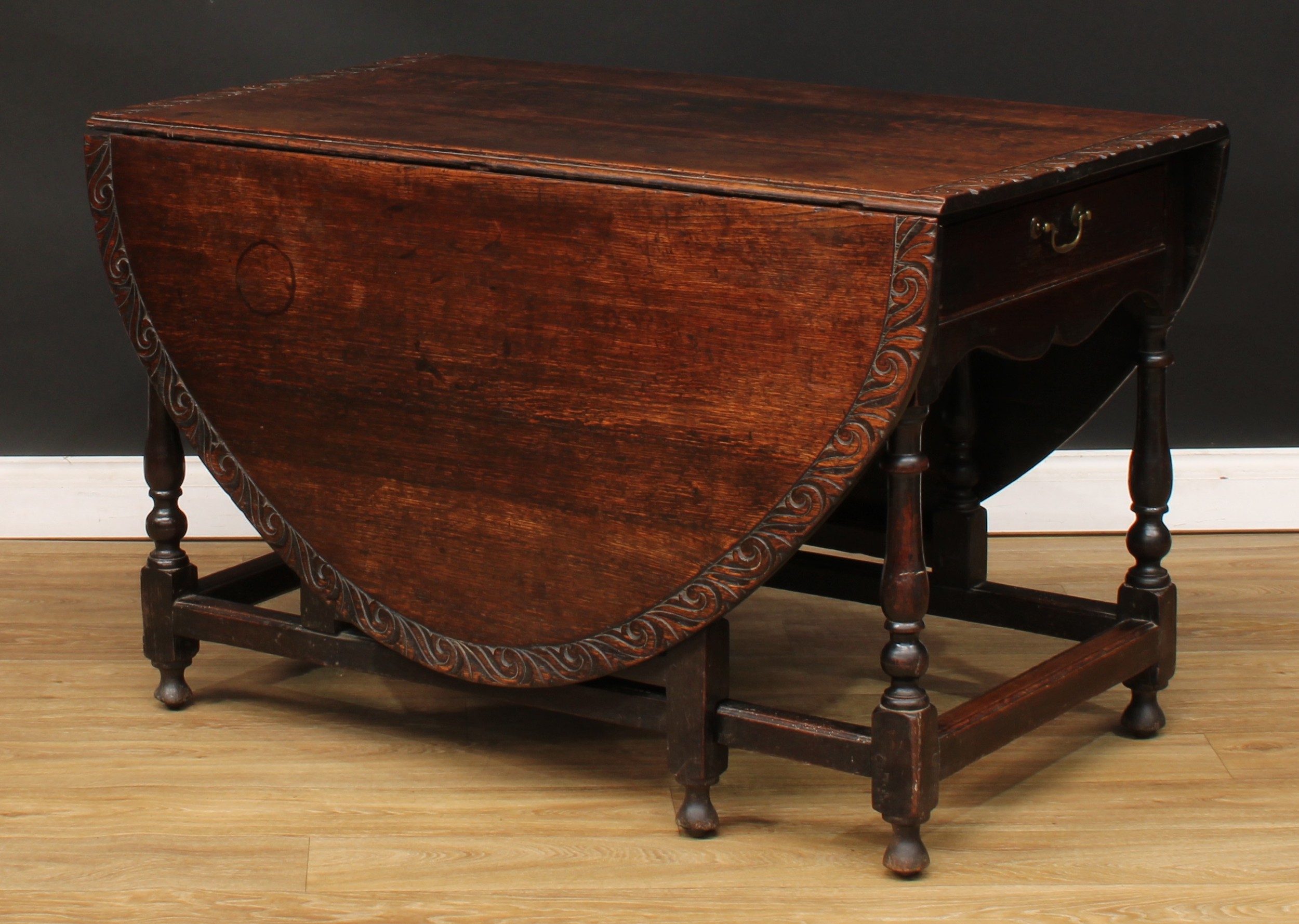 An 18th century oak gateleg dining table, the top with carved edge and fall leaves above a single - Bild 4 aus 6