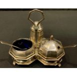 A silver three piece cruet stand, Birmingham 1912/13, 164g