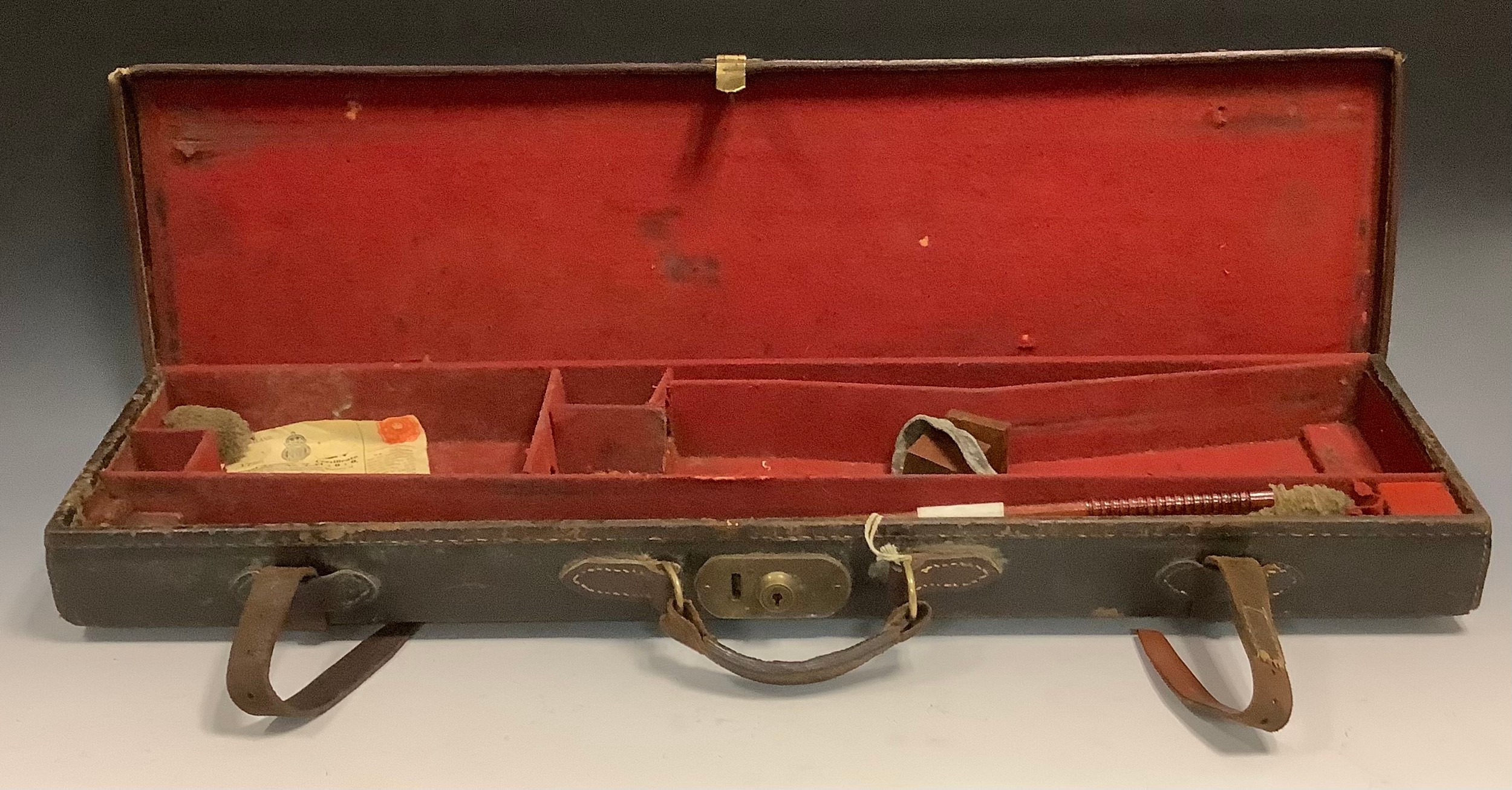 An early 20th century leather rectangular gun case, 82.5cm wide - Bild 2 aus 2