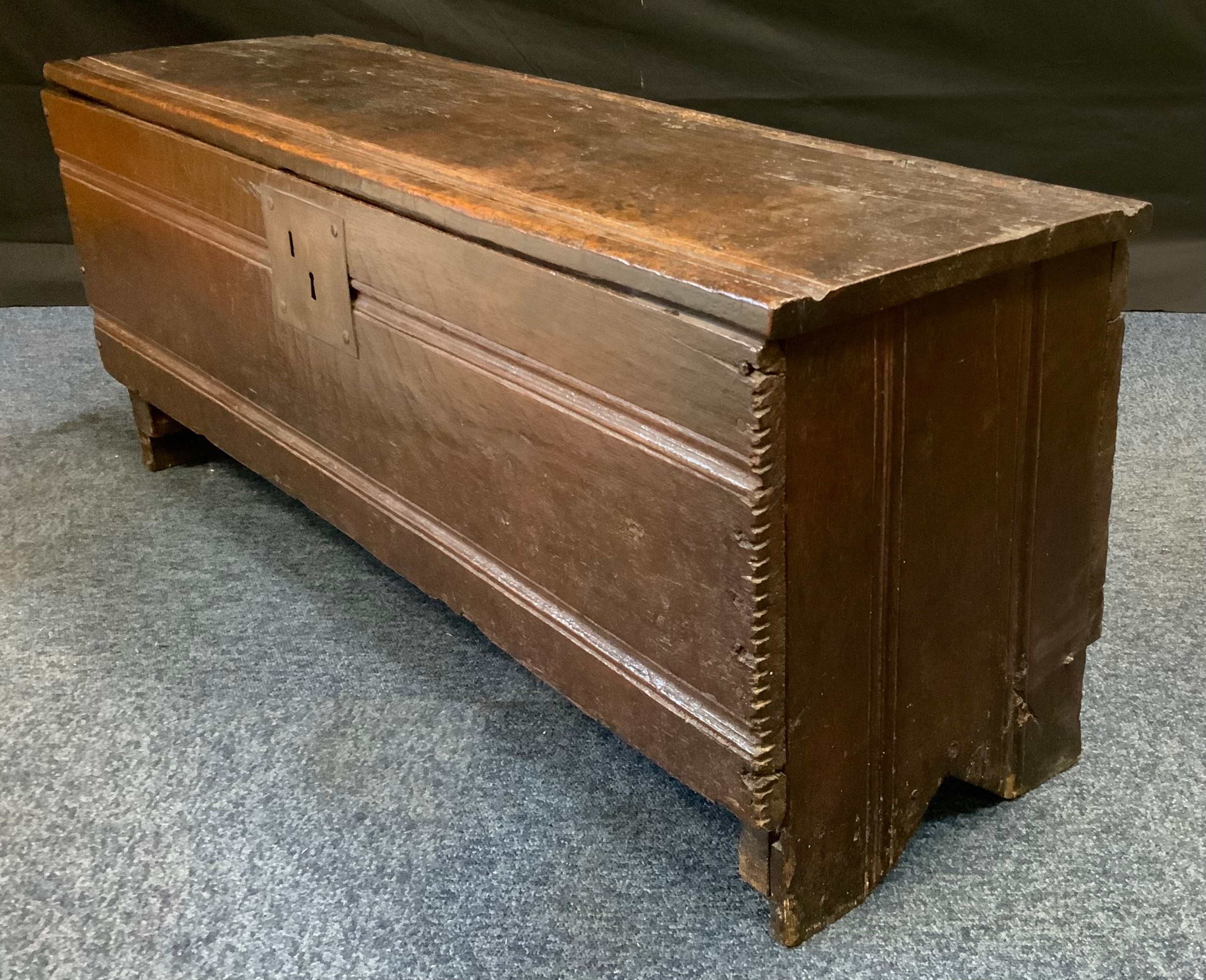 An 18th century oak six plank sword box, c.1750 notched borders, shaped ends, 447cm high 106cm - Bild 3 aus 3