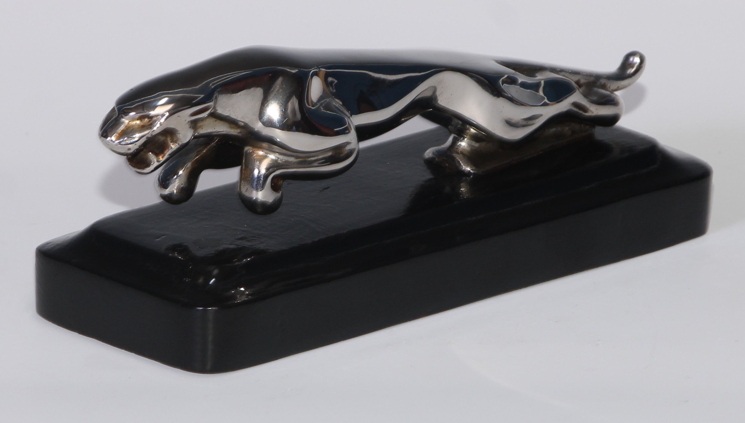 Automobilia - a Jaguar car mascot, mounted for the desk, 18.5cm long - Bild 2 aus 4