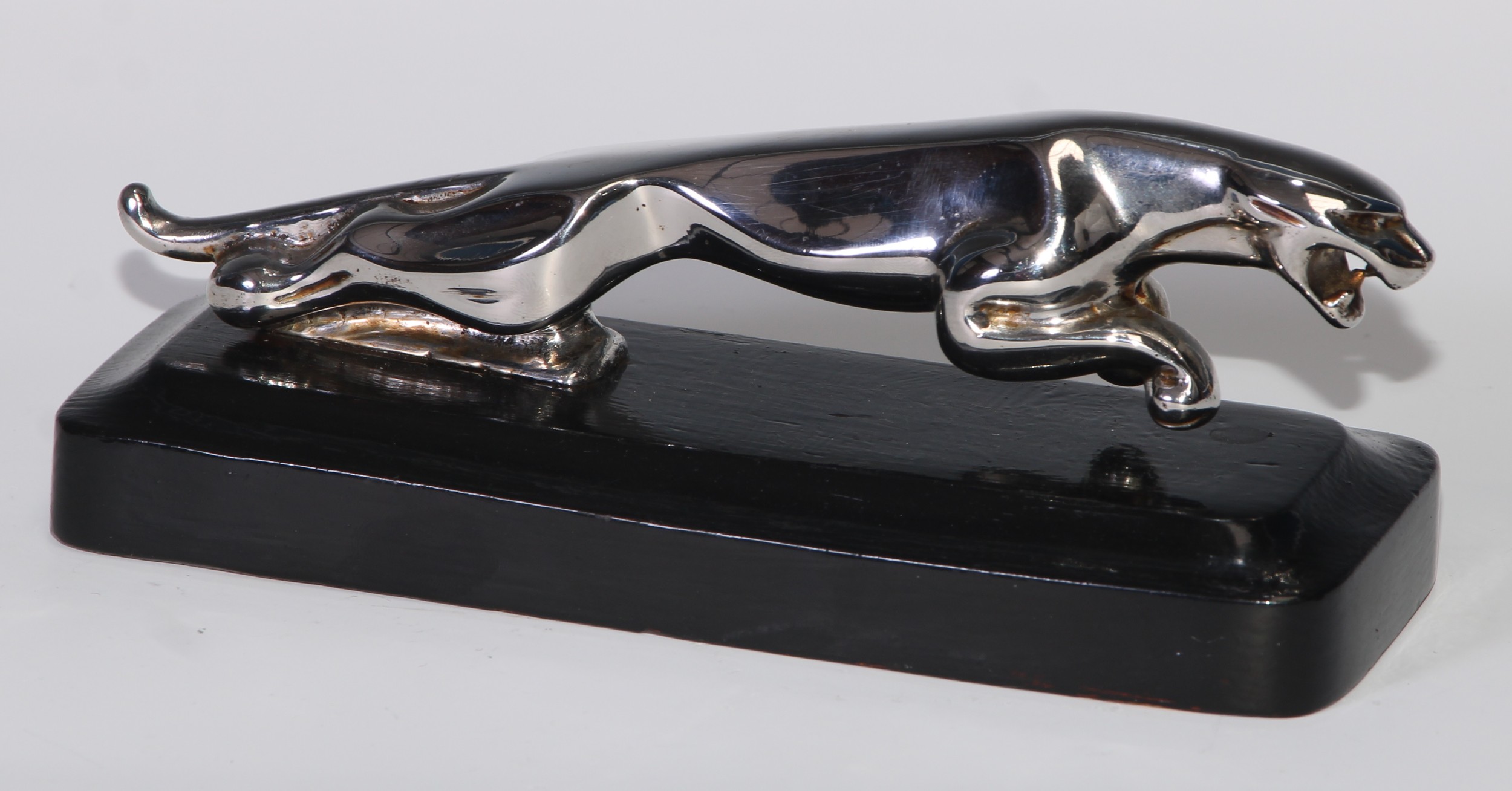 Automobilia - a Jaguar car mascot, mounted for the desk, 18.5cm long - Bild 4 aus 4