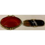 A Victorian gilt metal mounted oval polished agate brooch, in shades of red and orange, 6m;