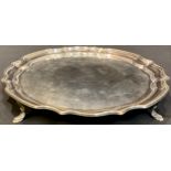 A silver shaped circular salver, four pad feet, 20.5cm diameter, Sheffield 1976, 316g