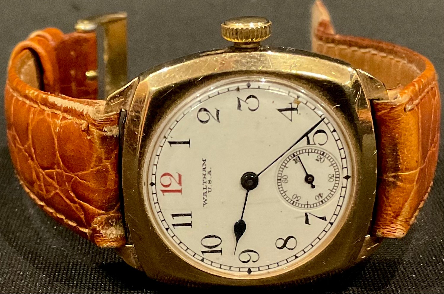 A 9ct gold vintage Waltham wristwatch