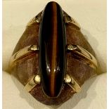 A gentleman's 14ct gold tiger's eye signet ring, size Q, marked 585, 7.3g