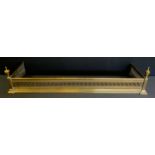 An Edwardian brass fender, 37cm high, 128cm long, 34cm deep, c.1910