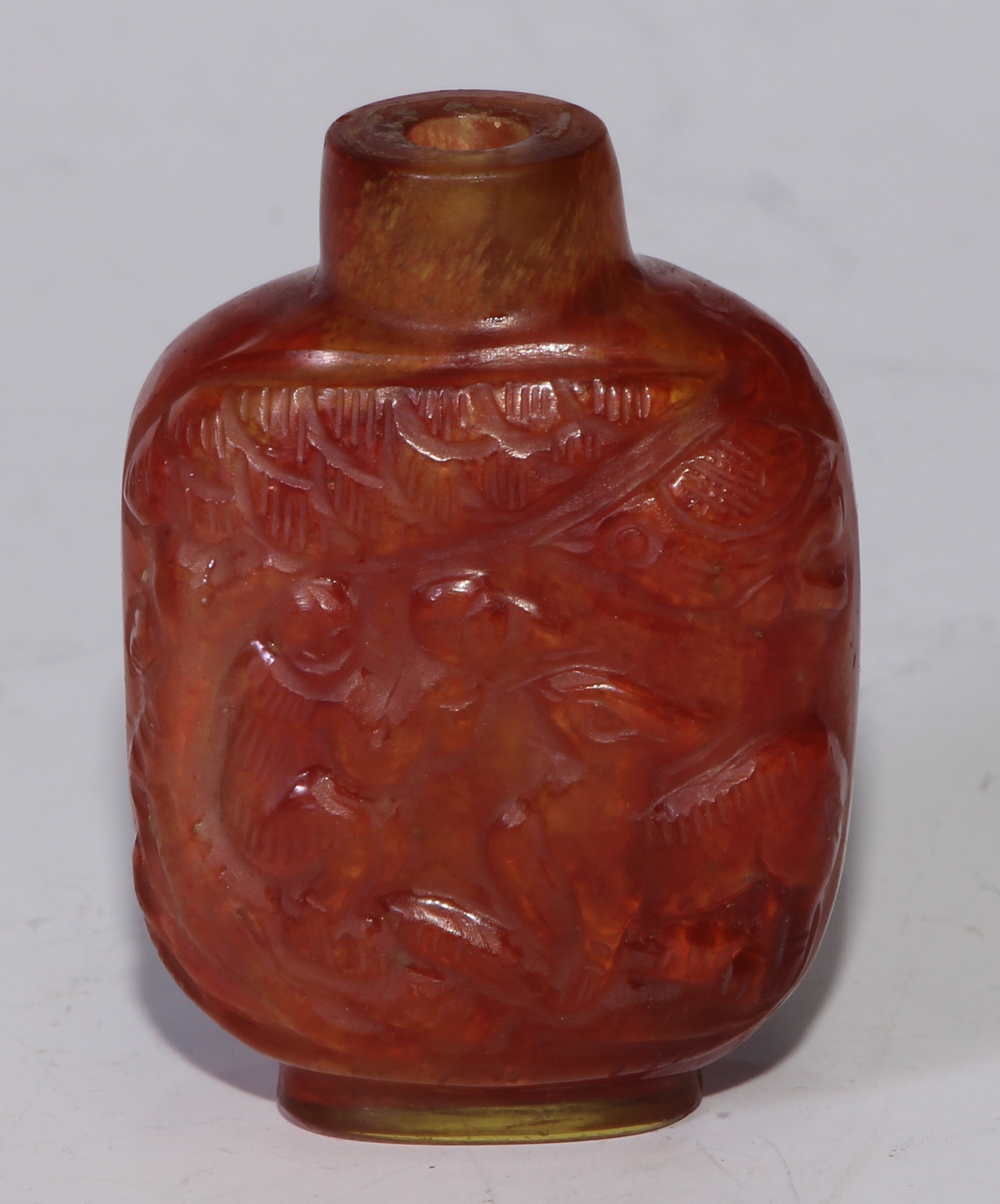 A Chinese hardstone snuff bottle, carved with birds, figures and woodland animals beneath a leafy - Image 4 of 5