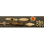 Jewellery - a Victorian Pinchbeck type brooch; others (7)