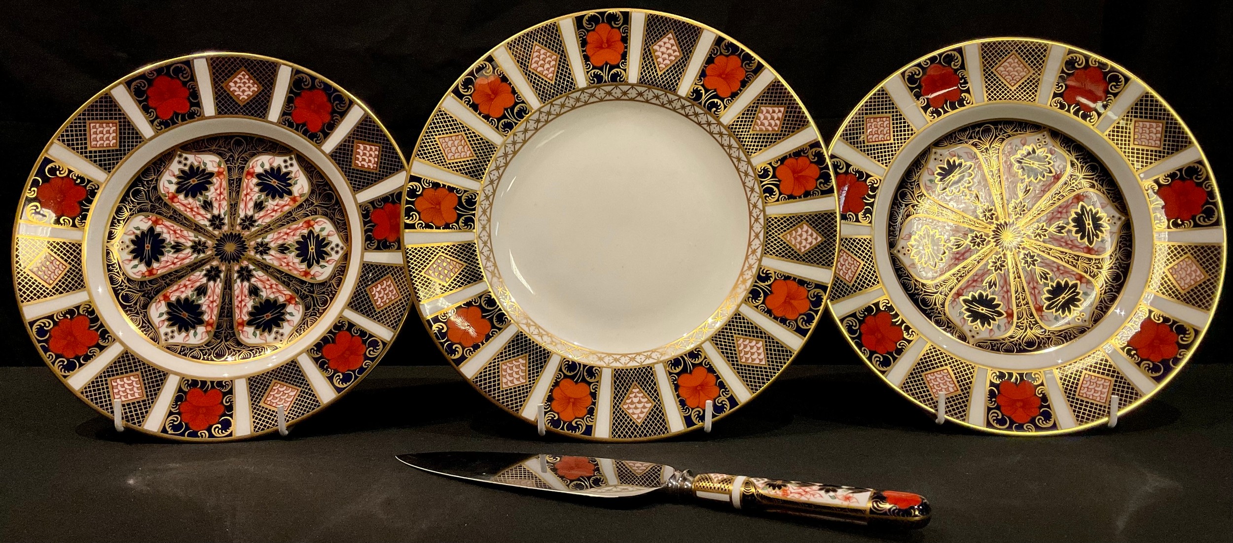 A pair of Royal Crown Derby 1128 Imari pattern dessert plates, 21.5cm diameter, second quality;