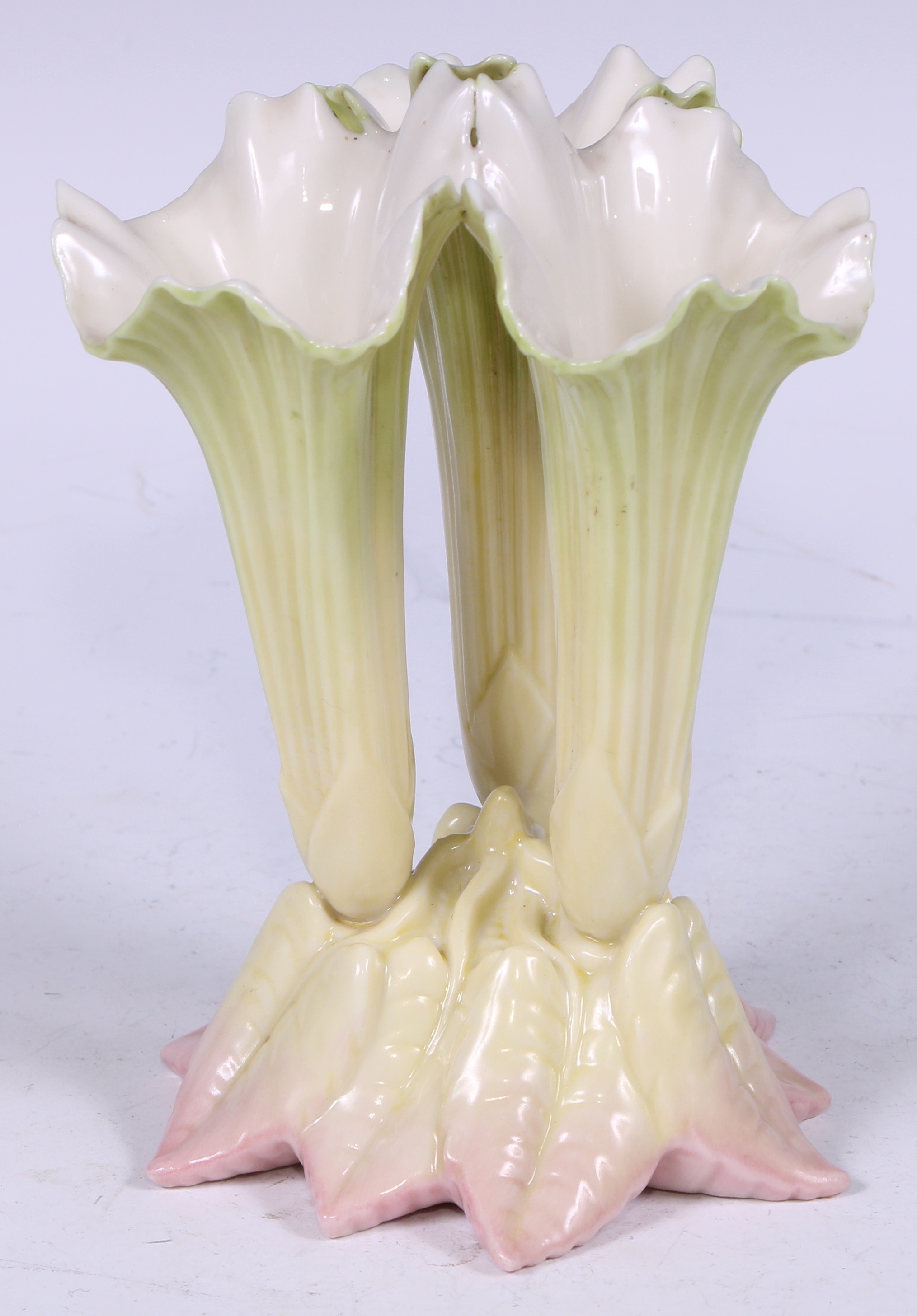 An Edwardian Royal Worcester cluster spill vase, in the form of lily flowers, blush-tipped leaves, - Bild 2 aus 3