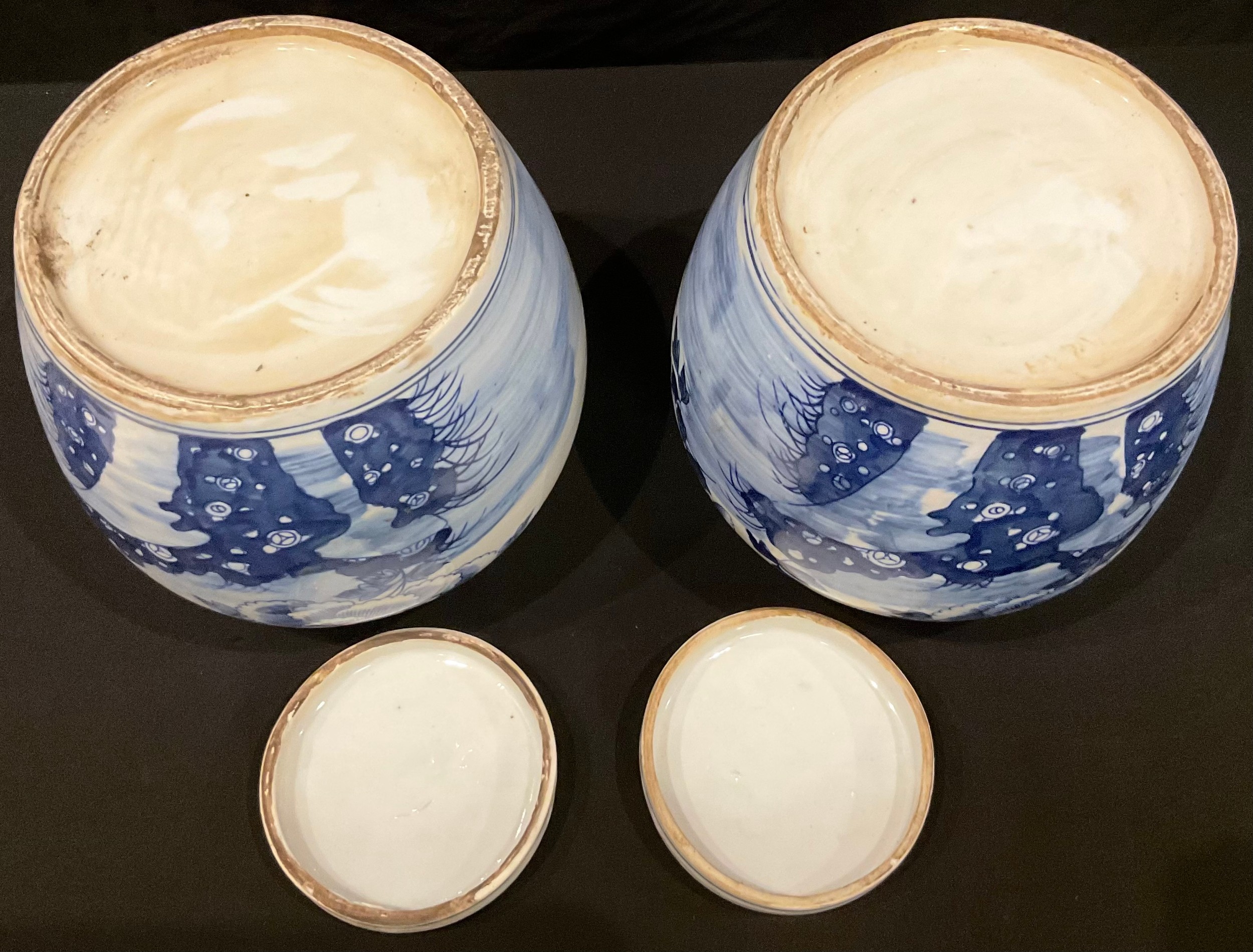 A pair of Chinese blue and white ginger jars and covers, each decorated with Chrysanthemums and - Bild 4 aus 4