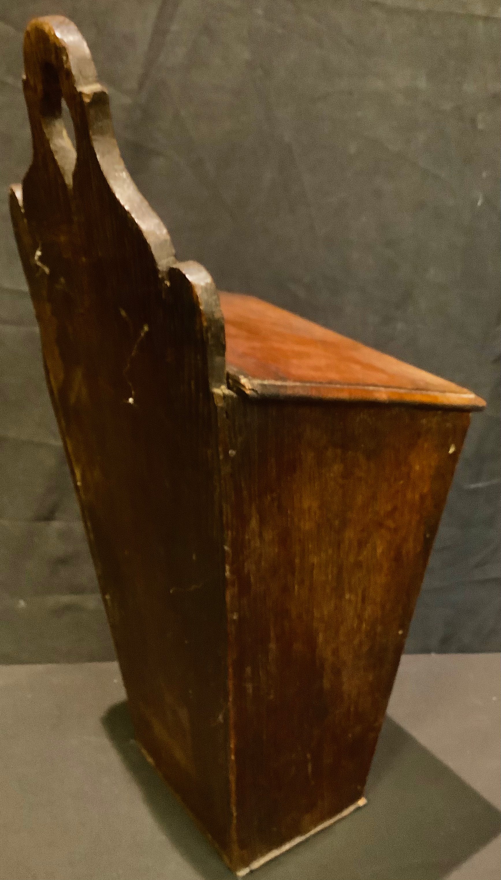 A George III mahogany crossbanded oak candle box, c.1800 - Bild 3 aus 4