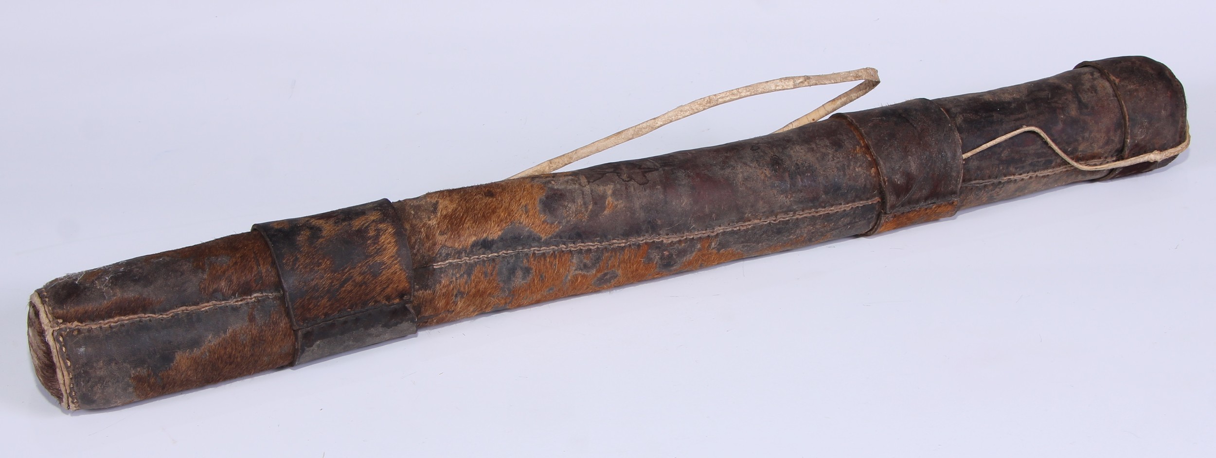 Tribal Art - an African boran hide quiver and cover, enclosing four bamboo arrows, various shapes - Bild 2 aus 2